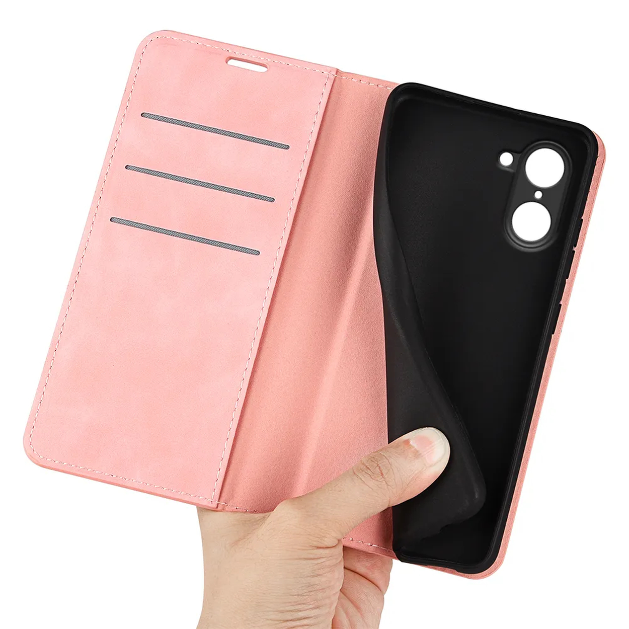 Une main tenant un étui de téléphone rose, ouvert pour révéler un téléphone noir. L'étui a des fentes pour cartes.