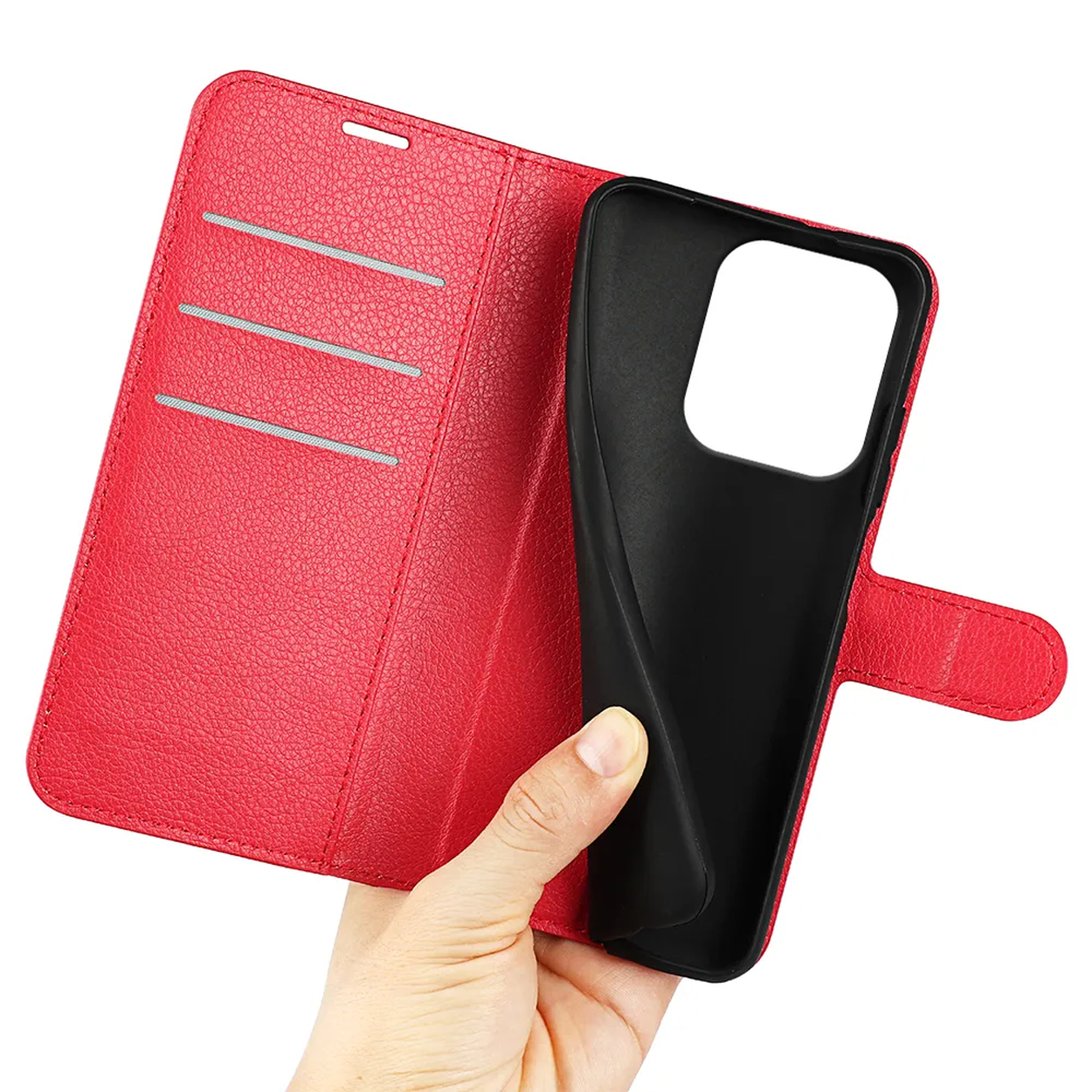 Une main tient un étui de téléphone noir détaché d'un étui en cuir rouge de style portefeuille. Le portefeuille a des fentes pour cartes.