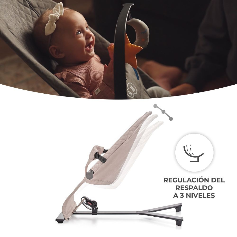 Un bebé ríe en una hamaca. La hamaca tiene una barra de juguetes con una estrella y una luna. La hamaca es ajustable, el texto dice '3 niveles'.