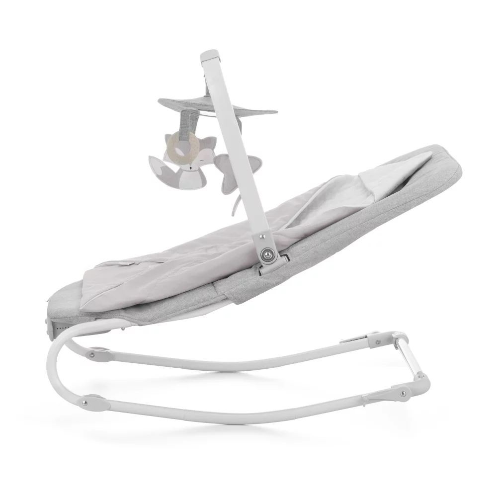 Una hamaca gris para bebés con barra de juguetes. Cuenta con un asiento suave, base oscilante y un juguete de zorro colgante. El fondo es blanco.