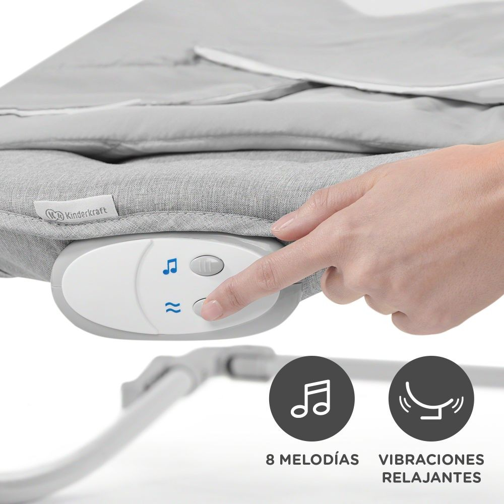 Una mano presiona un botón en un producto gris para bebés. El producto tiene botones para música y vibración. Iconos y texto describen las funciones.