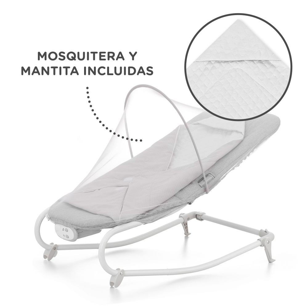 Un balancín para bebés con mosquitera y manta. Es gris con marco blanco y manta blanca. También hay texto.