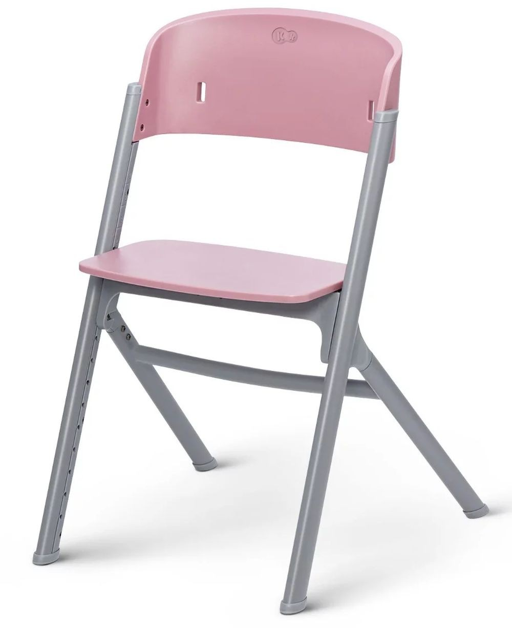 Ein rosa Klappstuhl mit grauen Beinen. Der Stuhl steht vor weißem Hintergrund. Details wie ein Logo auf der Rückenlehne sind sichtbar.