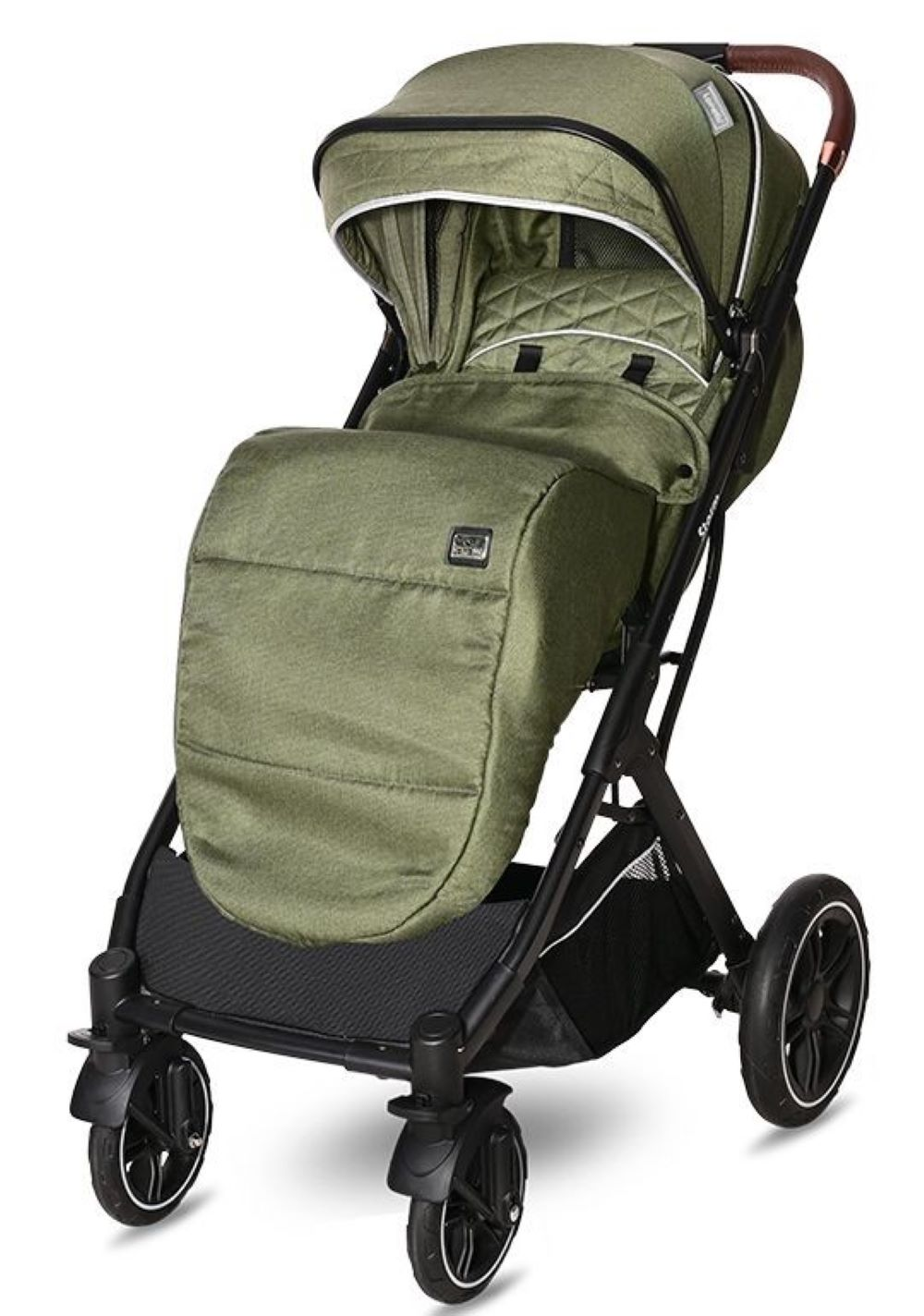 Ein olivgrüner Kinderwagen auf weißem Hintergrund. Er hat ein Verdeck, einen gepolsterten Sitz und ein schwarzes Gestell. Die Räder sind schwarz mit weißen Akzenten.