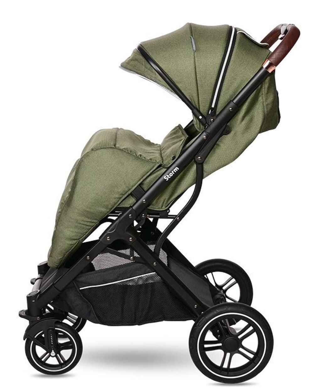 Ein grüner Kinderwagen mit schwarzem Gestell. Er hat ein Sonnensegel, vier Räder und einen Aufbewahrungskorb. Der Griff ist braun.