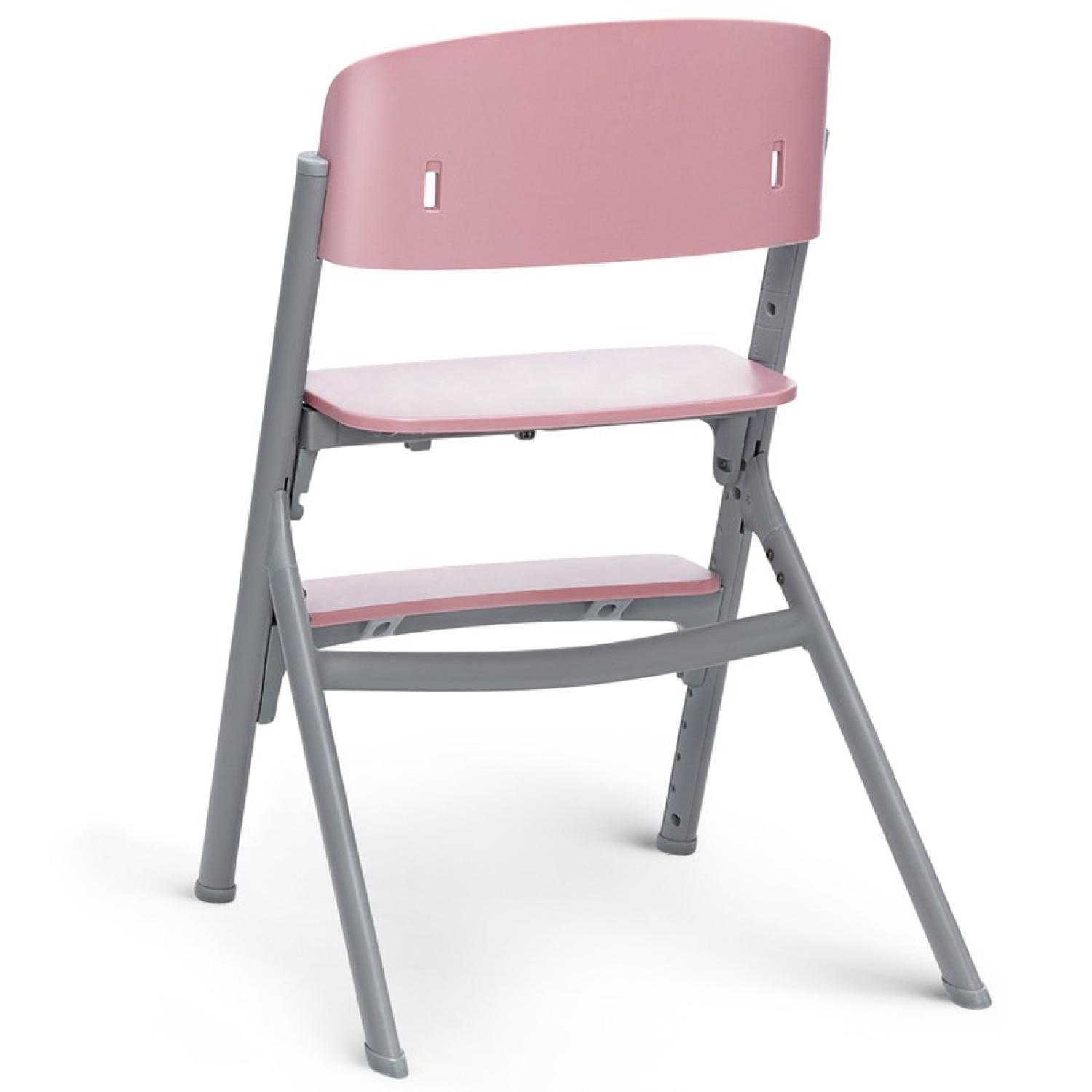 Ein rosa Klappstuhl mit grauem Metallgestell steht vor weißem Hintergrund. Der Stuhl hat eine Rückenlehne, einen Sitz und eine Fußstütze.