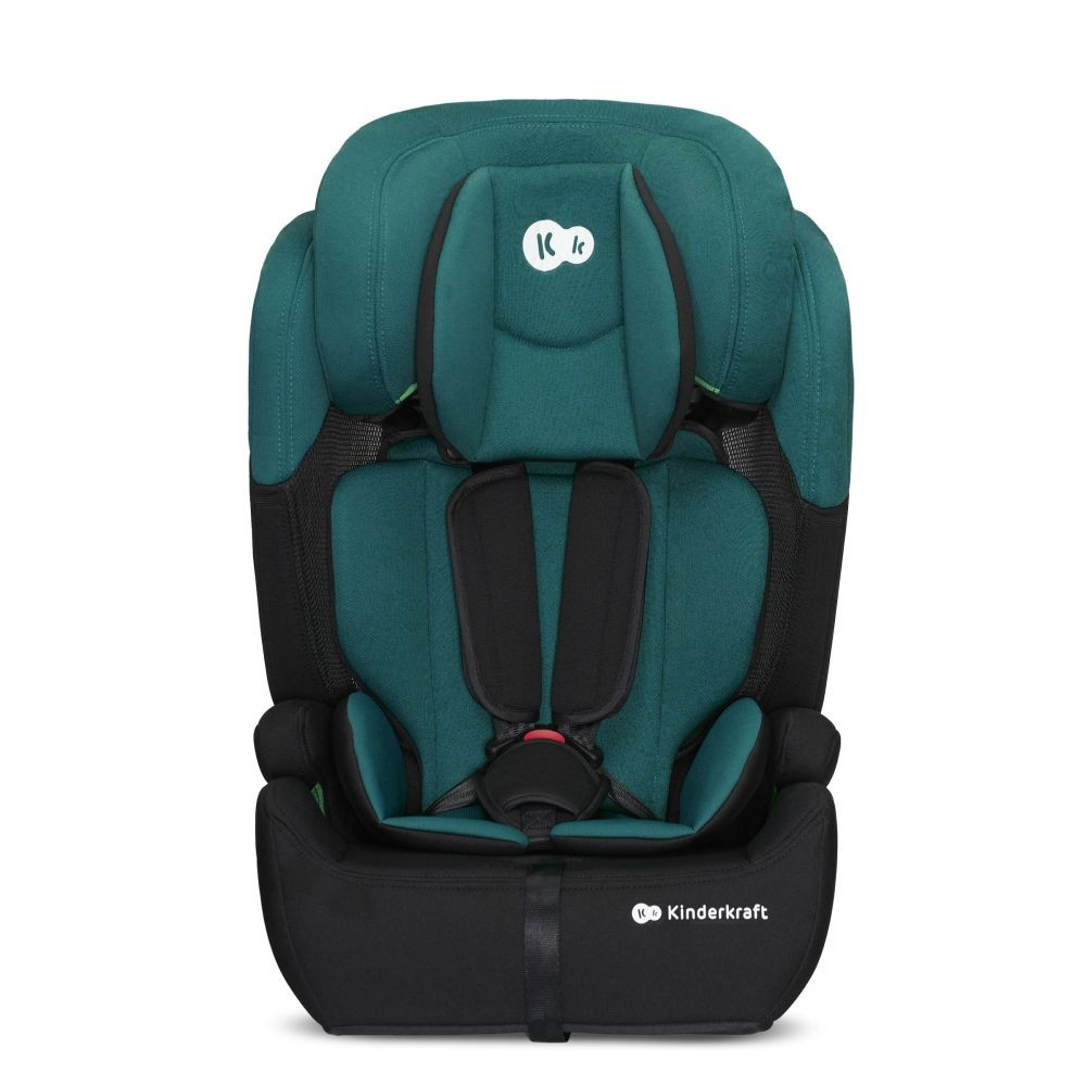 Ein teal-farbener und schwarzer Kinderkraft-Autositz. Der Sitz hat eine Kopfstütze, Schultergurte und eine Basis. Das Kinderkraft-Logo befindet sich auf der Basis.