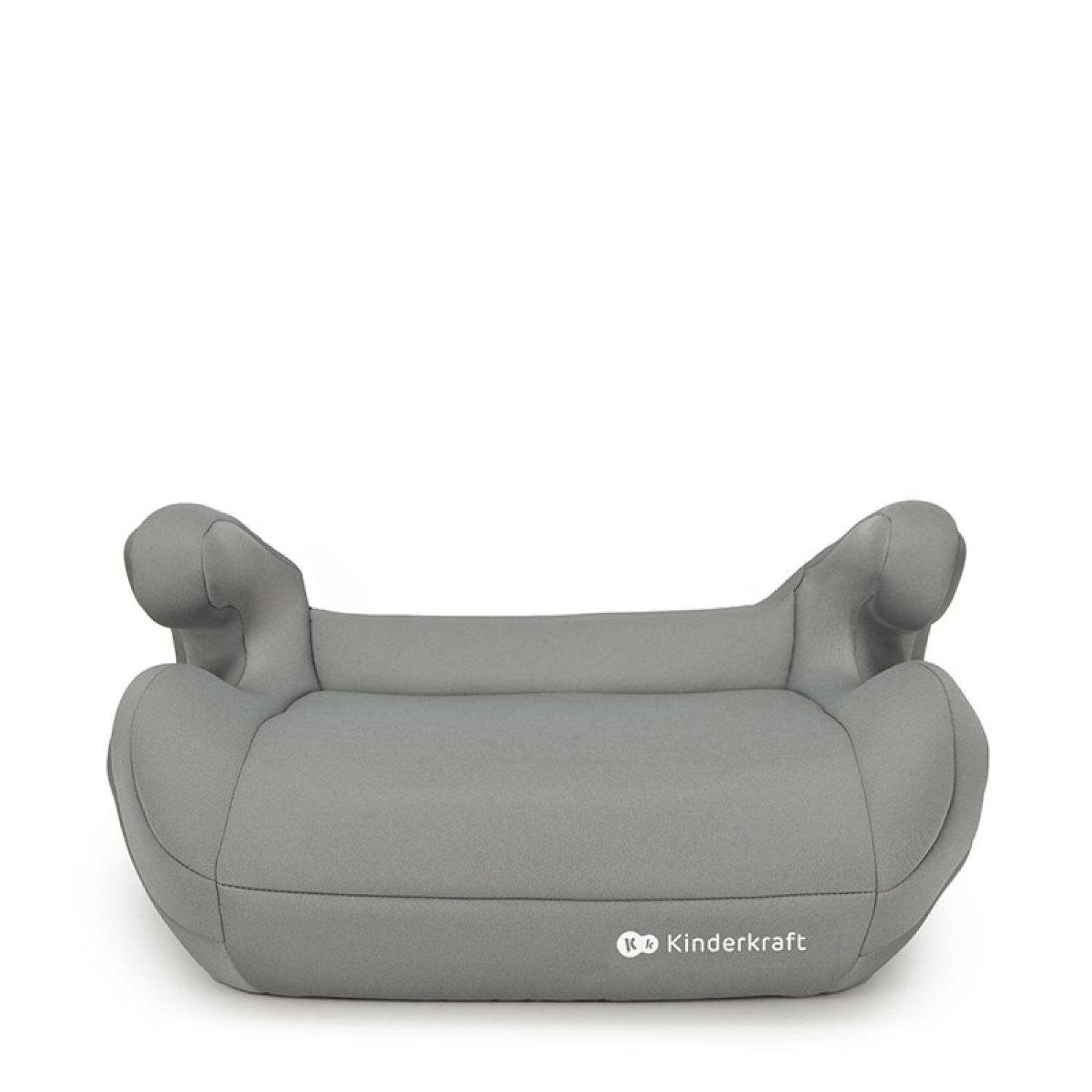 Ein grauer Kinderkraft-Autositz-Booster. Er hat Armlehnen und eine abgerundete Form. Das Kinderkraft-Logo ist sichtbar.
