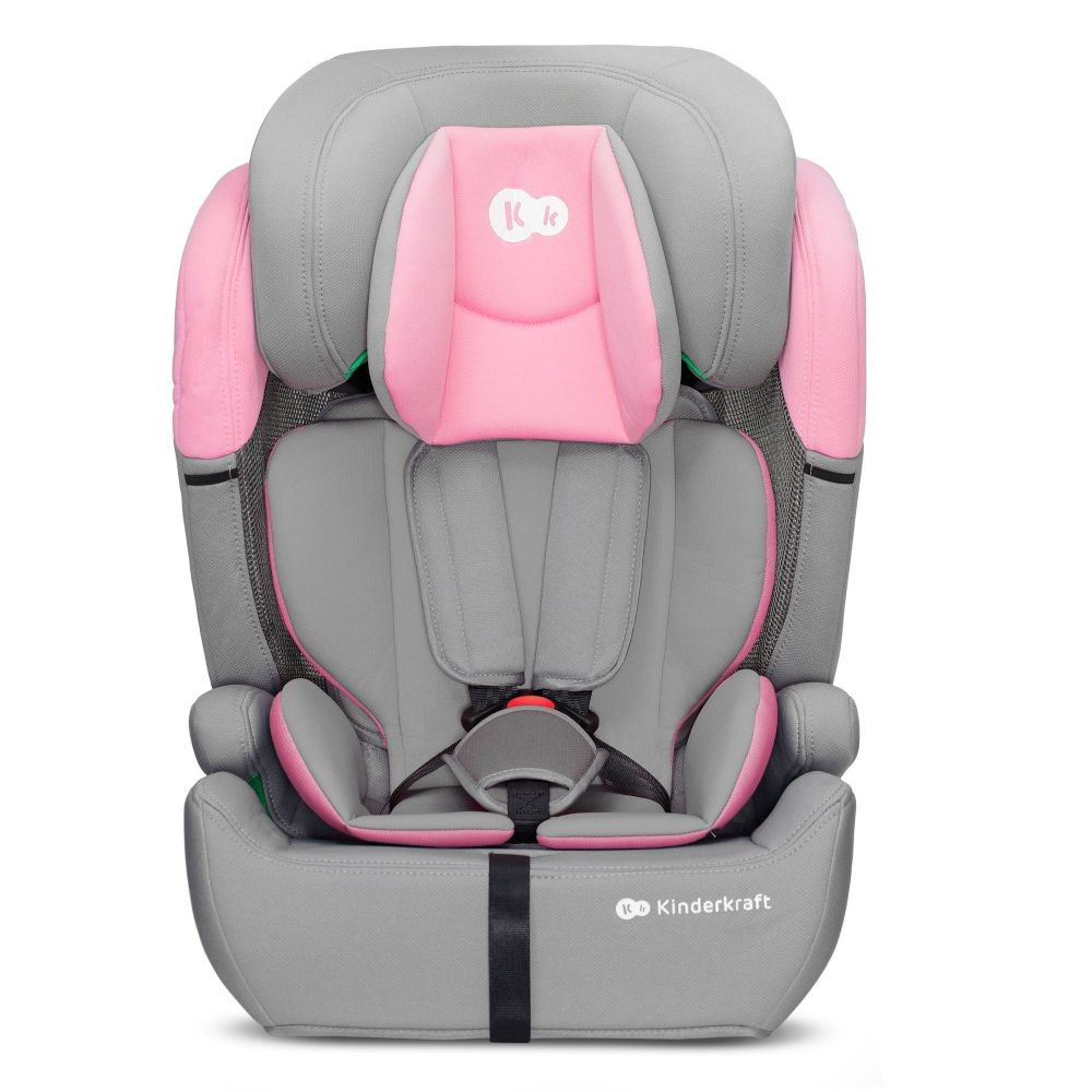 Ein grau-rosa Kinderkraft-Kindersitz. Mit rosa Kopfstütze mit Kinderkraft-Logo und schwarzem Sicherheitsgurt.
