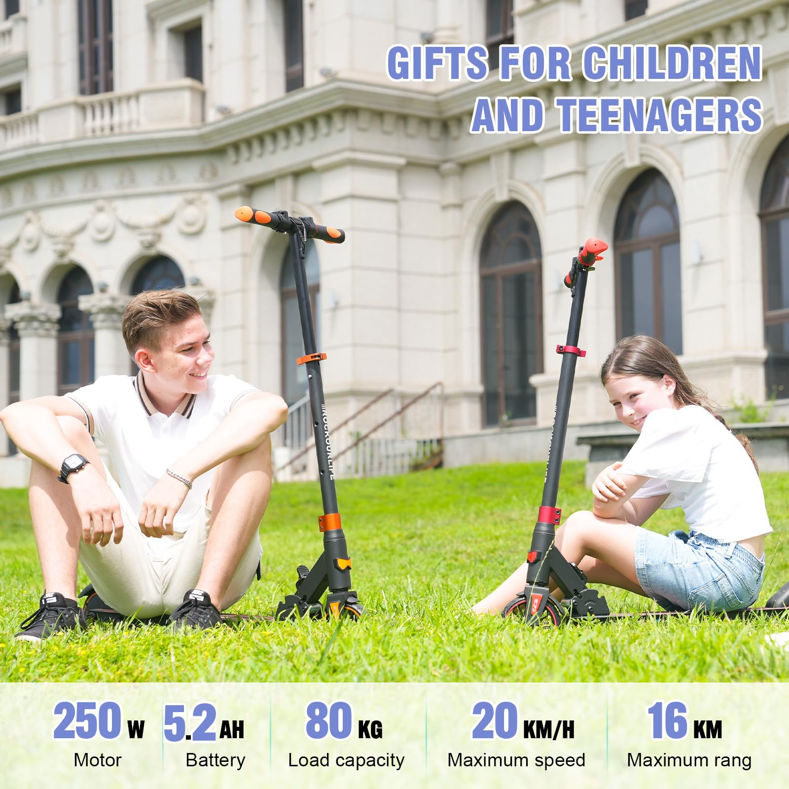 Twee mensen zitten op gras met scooters. Een gebouw op de achtergrond. Tekst: 'Cadeaus voor kinderen en tieners'.
