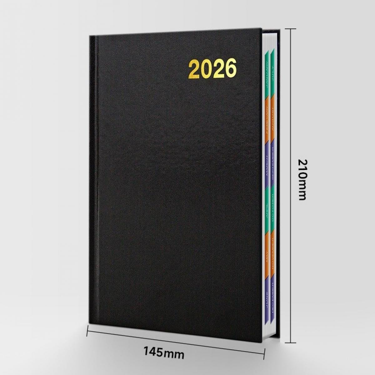 Ein schwarzer 2026-Planer. Das Cover hat '2026' in Gold. Die rechte Seite zeigt farbige Register. Maße: 145 mm x 210 mm.