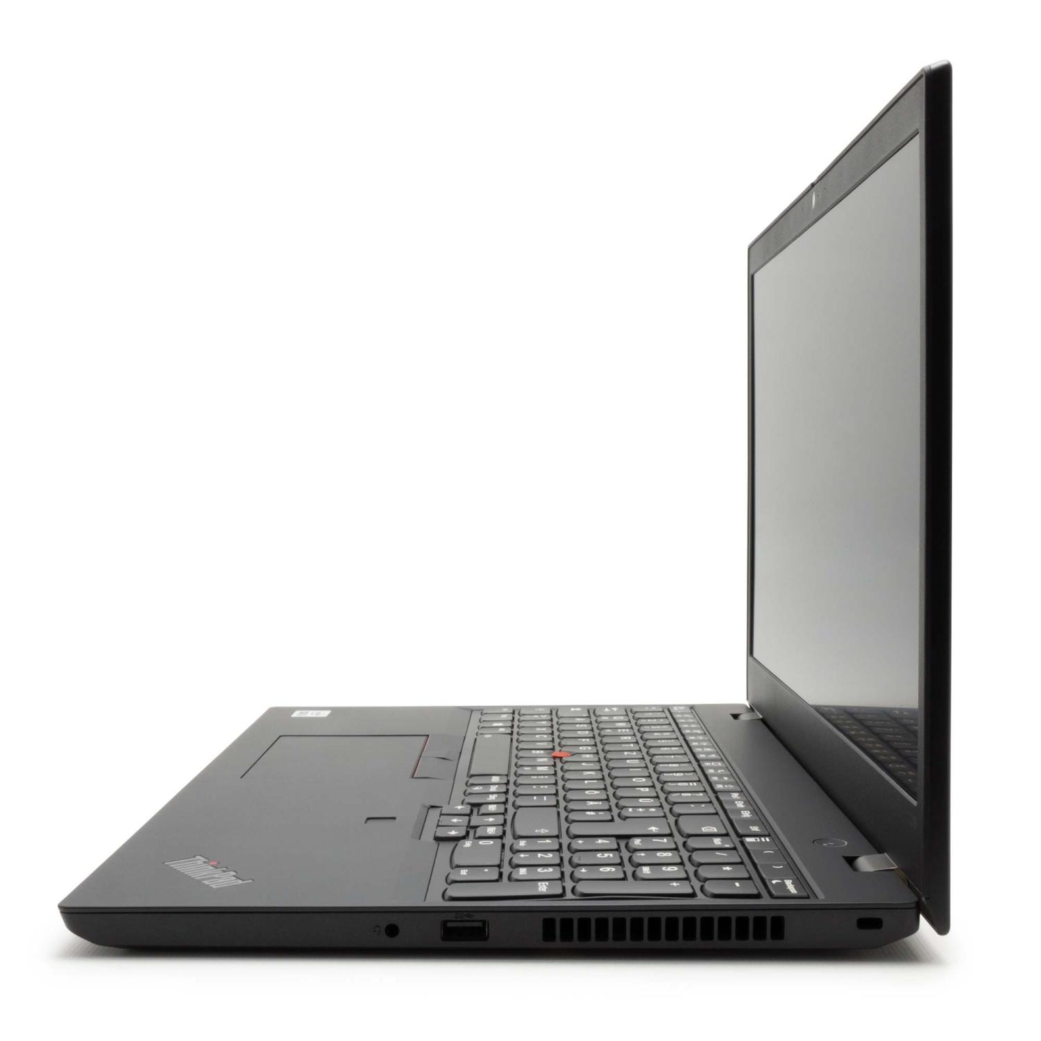 Ein schwarzer Laptop ist geöffnet und zeigt die Tastatur und den Bildschirm. Er befindet sich auf weißem Hintergrund, von der Seite gesehen.