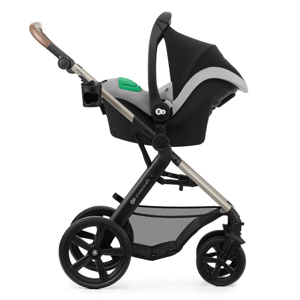 Ein schwarzer und grauer Kinderwagen mit braunem Griff, schwarzen Rädern und einem Kinderkraft-Logo.