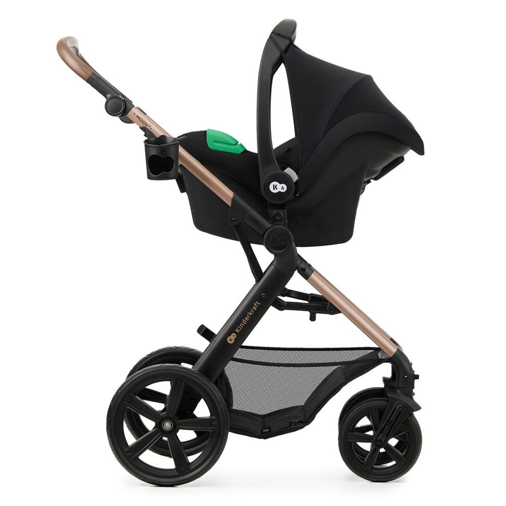 Ein schwarzer und bronzefarbener Kinderkraft-Kinderwagen mit aufgesetztem Autositz. Er hat vier schwarze Räder und einen Ablagekorb.