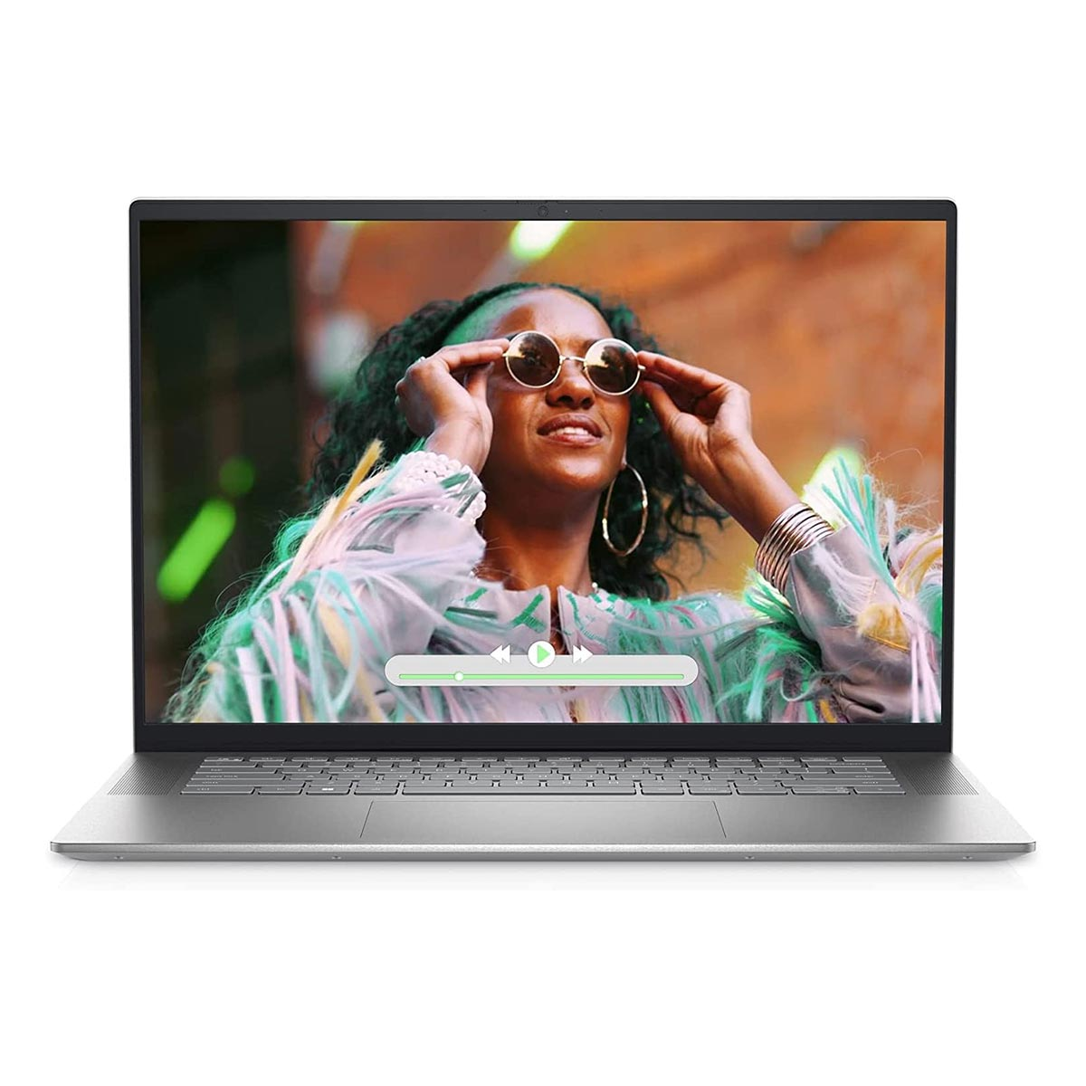 Kobieta na ekranie laptopa poprawia okulary przeciwsłoneczne, w kolorowym stroju i ze złotą biżuterią. Laptop jest srebrny.