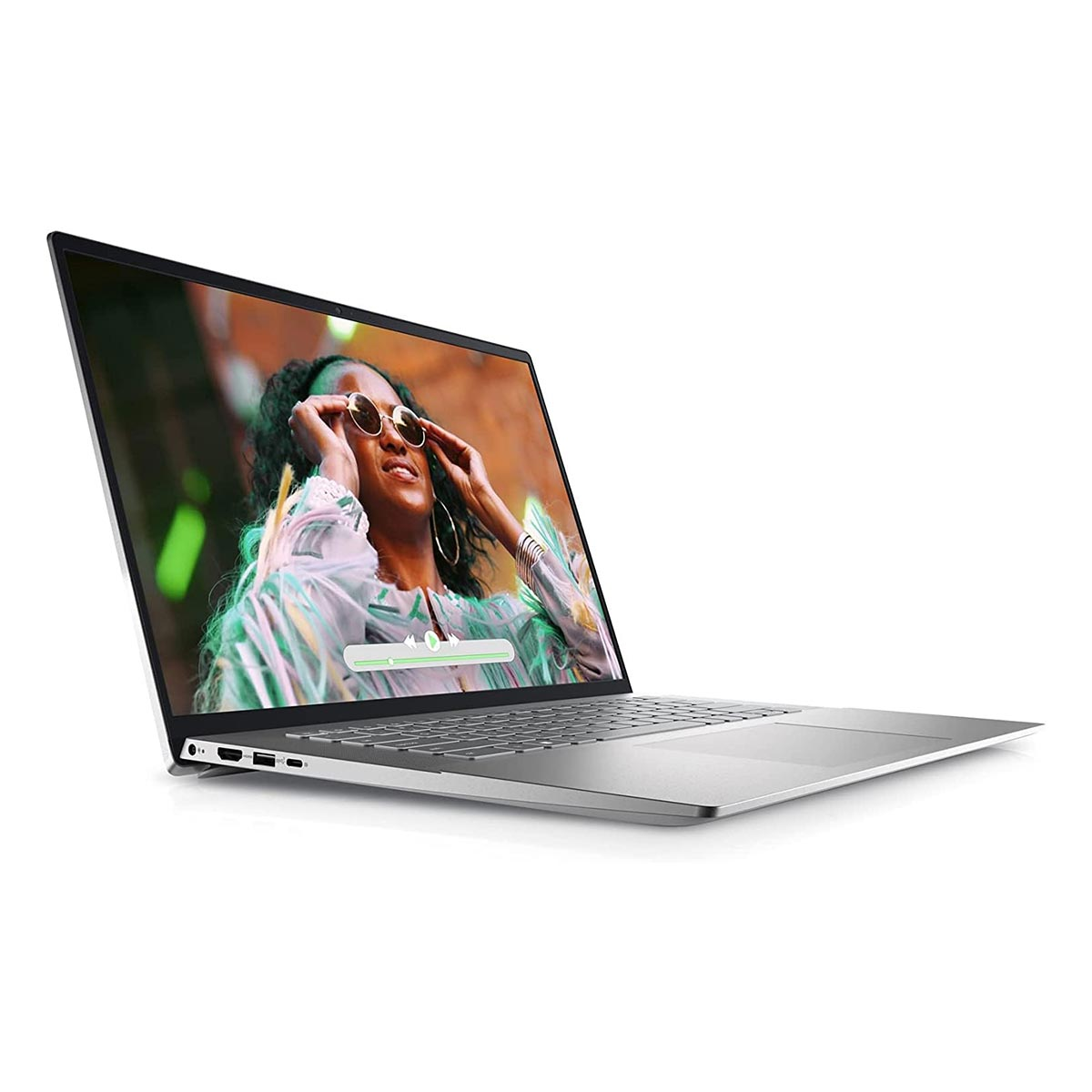 Srebrny laptop wyświetla kobietę w okularach przeciwsłonecznych. Laptop jest pochylony, pokazując ekran i klawiaturę na białym tle.