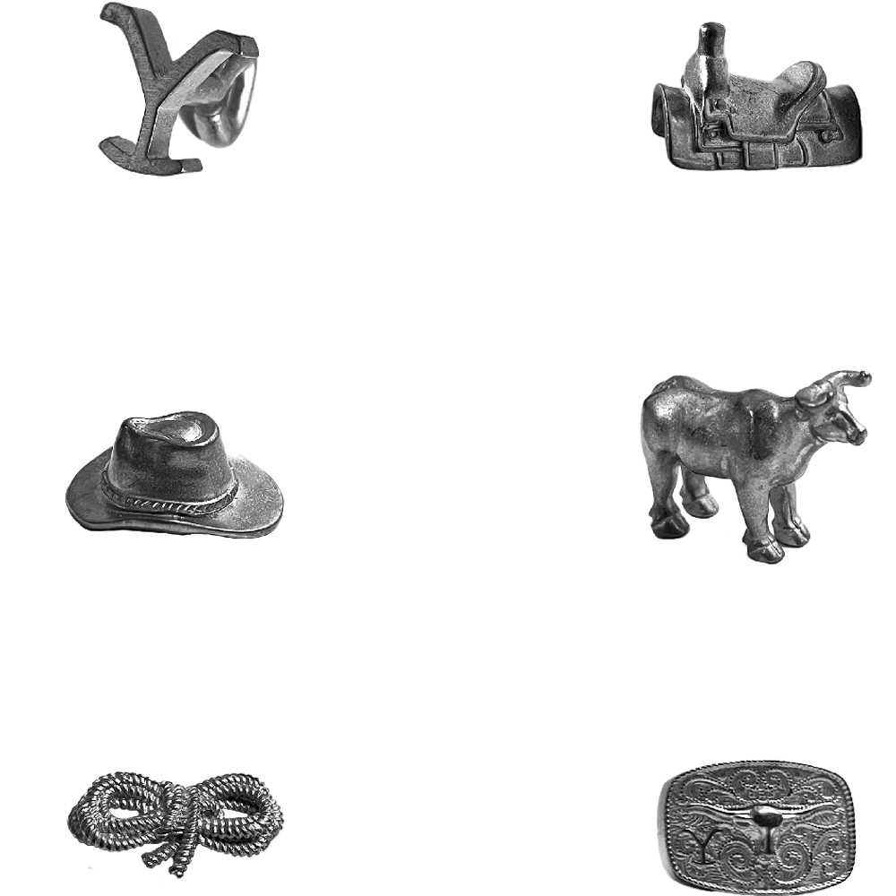 L'immagine mostra sei miniature metalliche a tema cowboy: un anello con una "Y", una sella, un cappello, un toro, una corda e una fibbia.