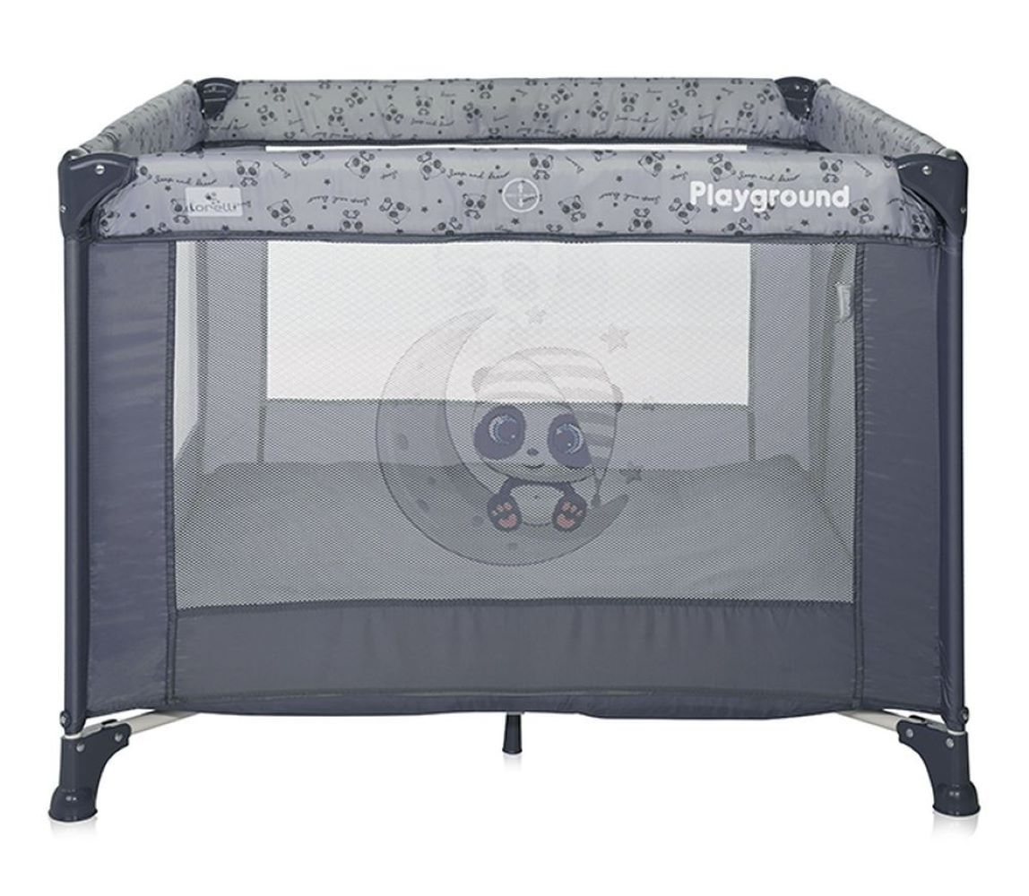 Un parque infantil para bebés gris y blanco. Tiene estampados de panda y un diseño de panda en la parte delantera. La palabra 'Playground' está en el lateral.
