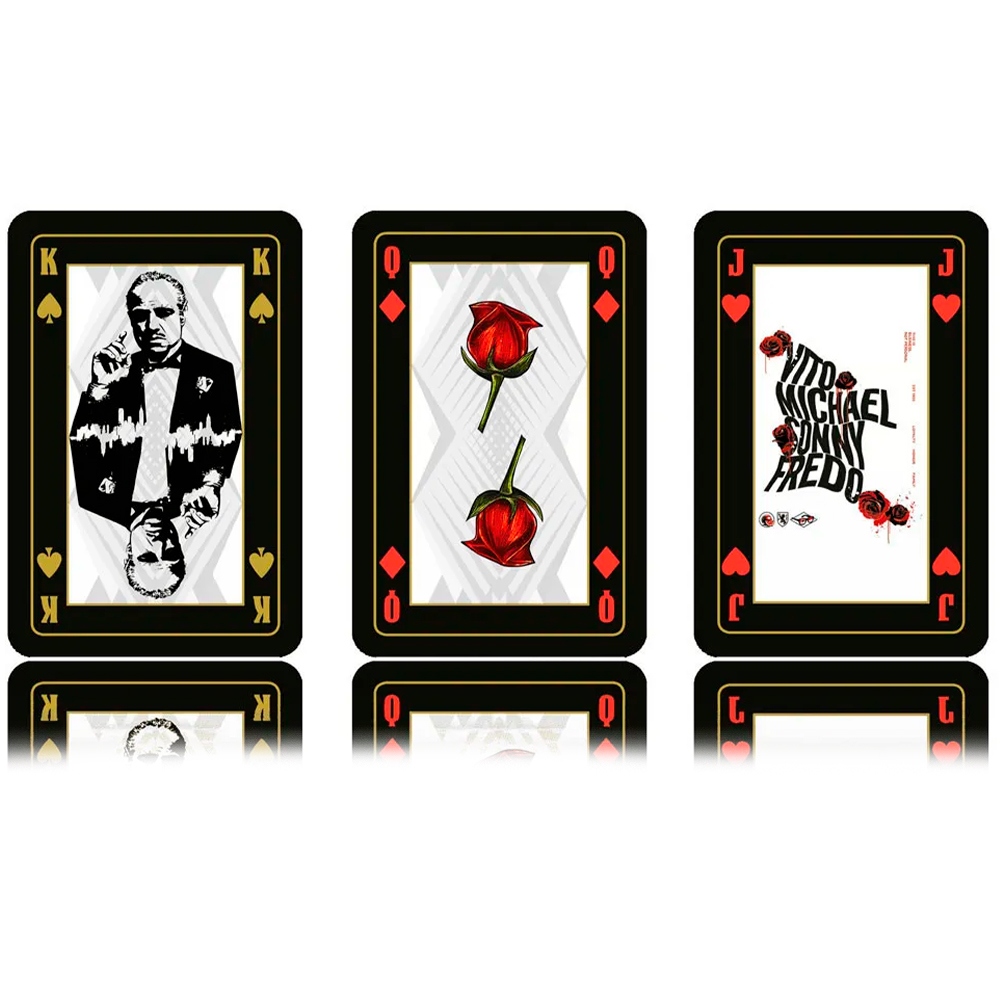 Tre carte da gioco: Re con uomo, Regina con rose, e Fante con testo e rose. Tutte con bordi neri.
