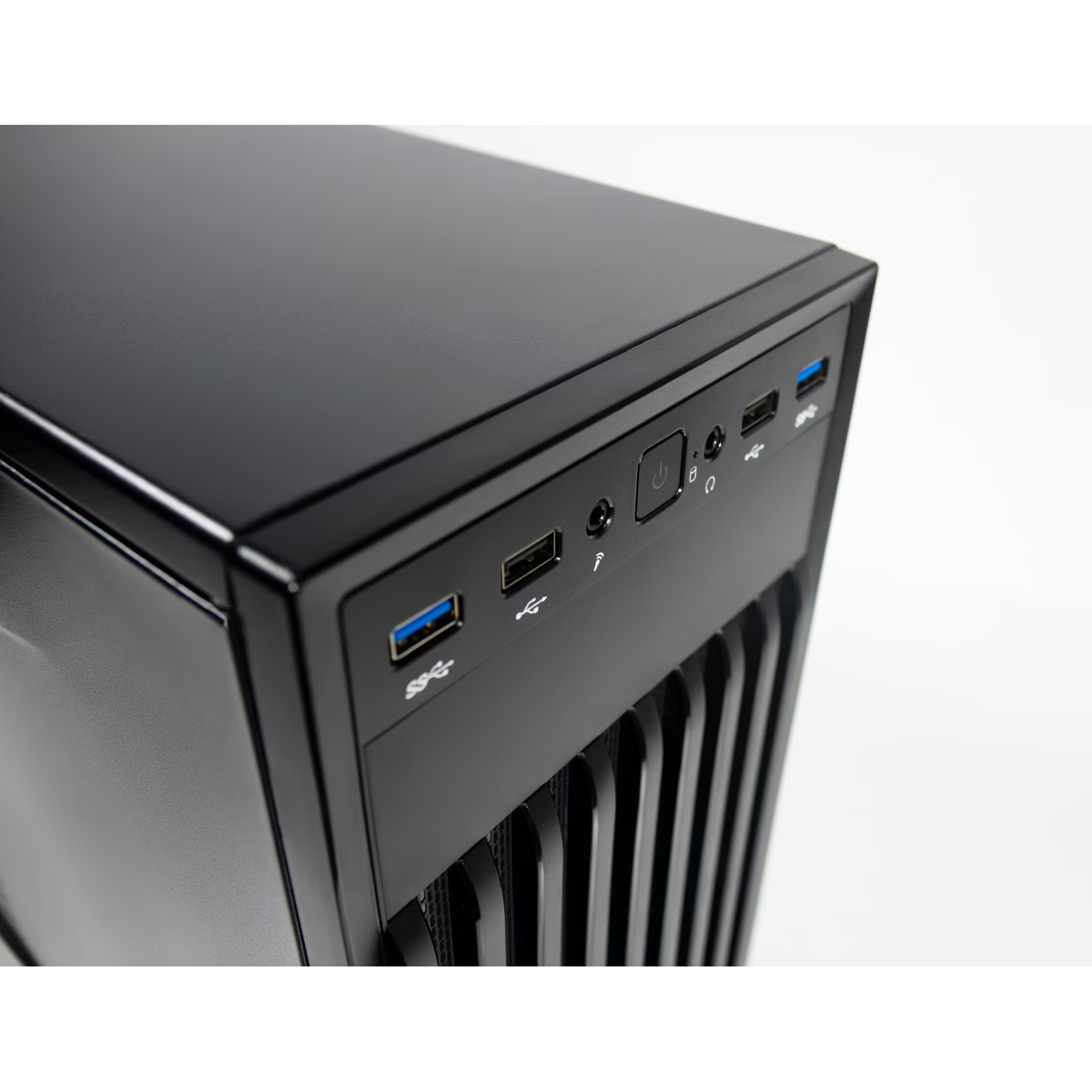 Czarna obudowa komputera. Panel przedni z przyciskiem zasilania, portami USB i gniazdami audio. Obudowa ma błyszczącą górę.