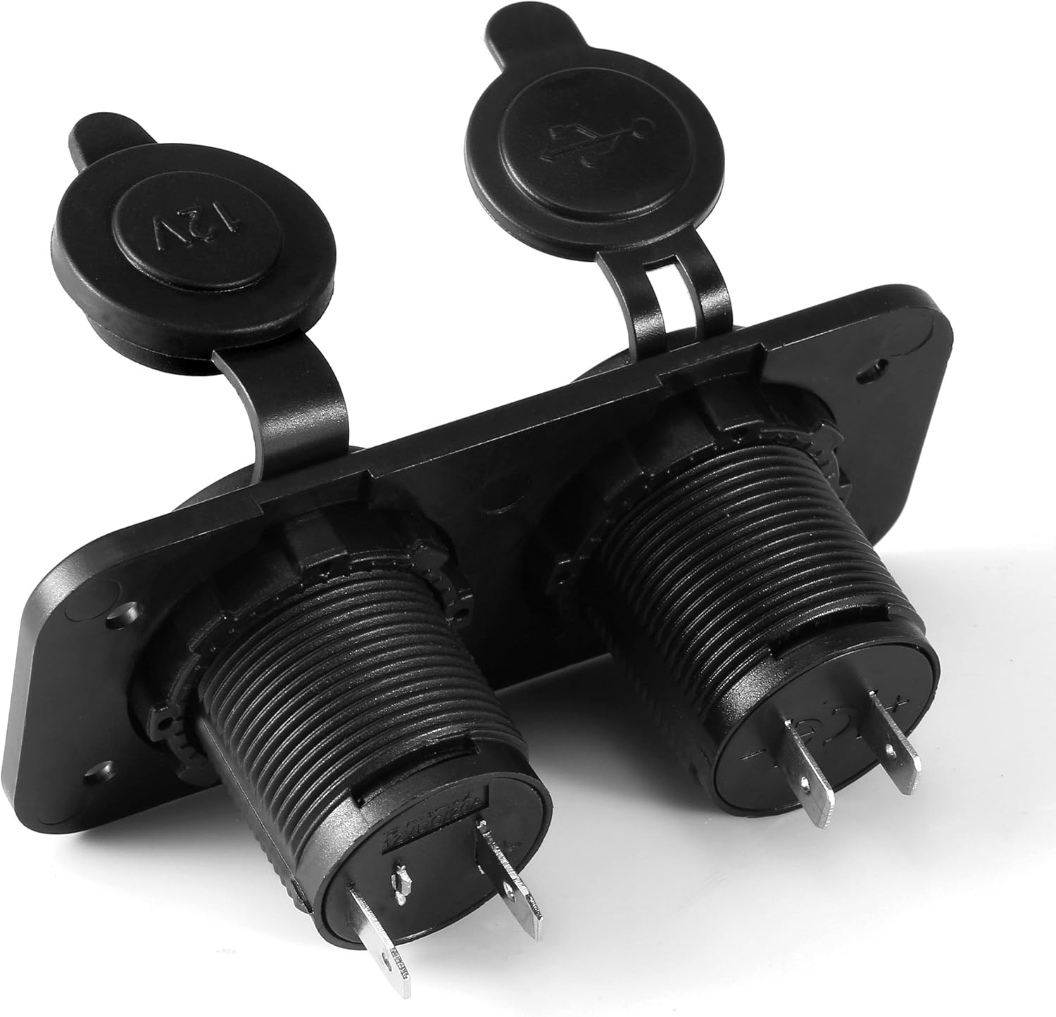Schwarzer Dual-USB-Anschluss und 12-V-Steckdose mit Schutzabdeckungen. Das Gerät hat einen geriffelten Körper und Metallstifte auf weißem Grund.