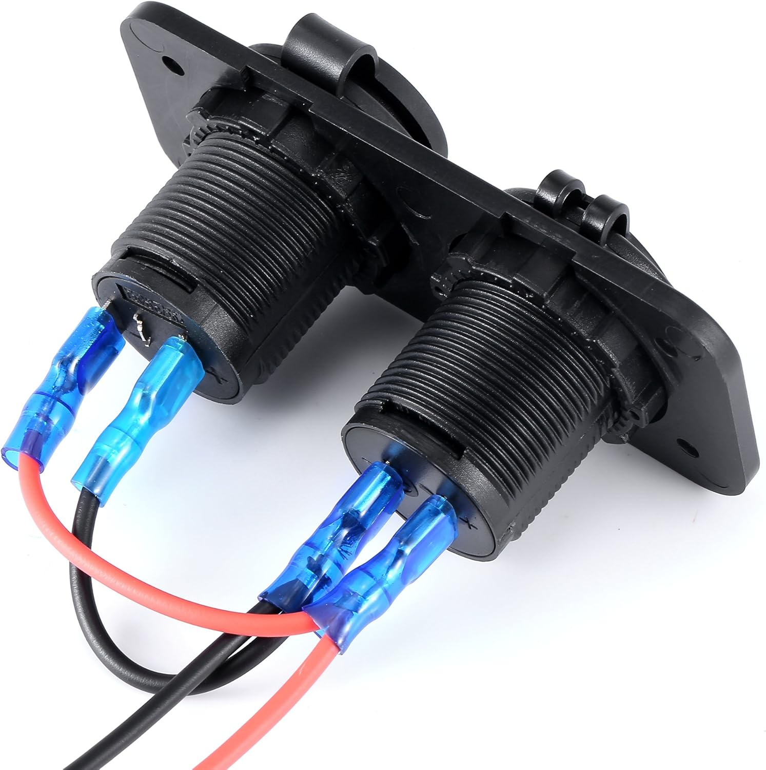 Schwarzer dualer USB-Ladeanschluss mit blauen Drähten und einem roten Draht auf weißem Hintergrund. Die Anschlüsse sind zylindrisch.