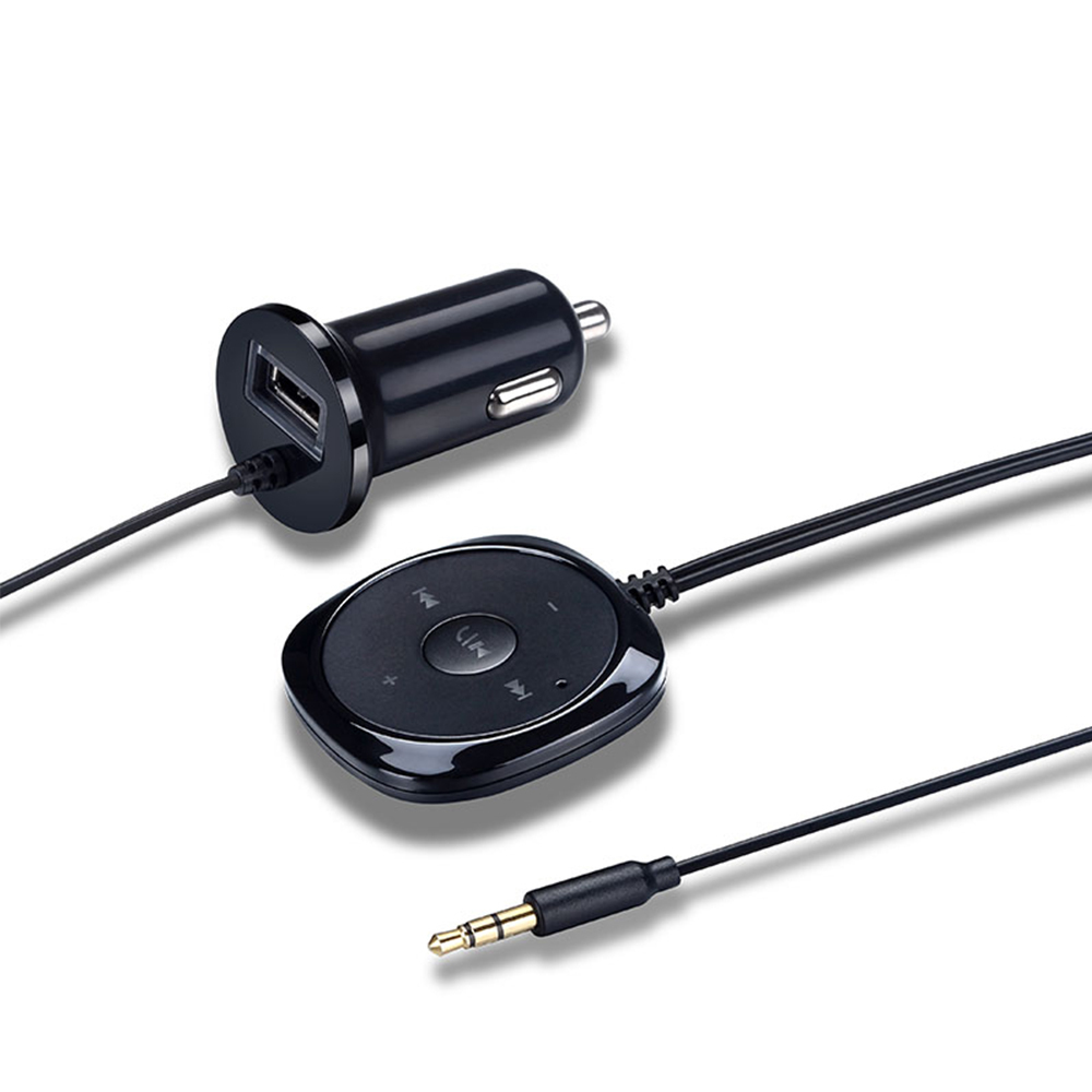 Schwarzes Autoladegerät mit USB-Anschluss, verbunden mit einem schwarzen Bluetooth-Empfänger und einem Audiokabel. Alles auf weißem Hintergrund.