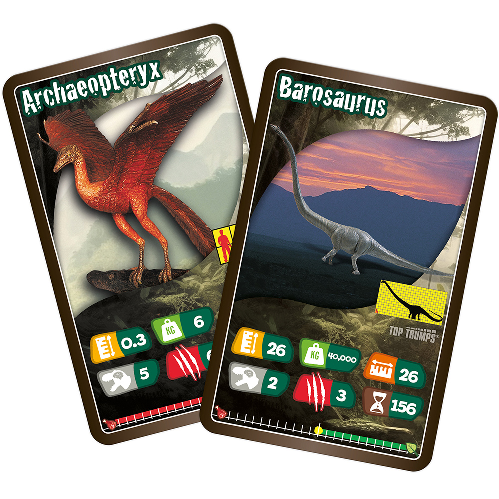 Zwei Dinosaurierkarten: Archaeopteryx mit roten Flügeln und Barosaurus. Karten zeigen Statistiken und Bilder. Hintergrund mit Bäumen und Sonnenuntergang.