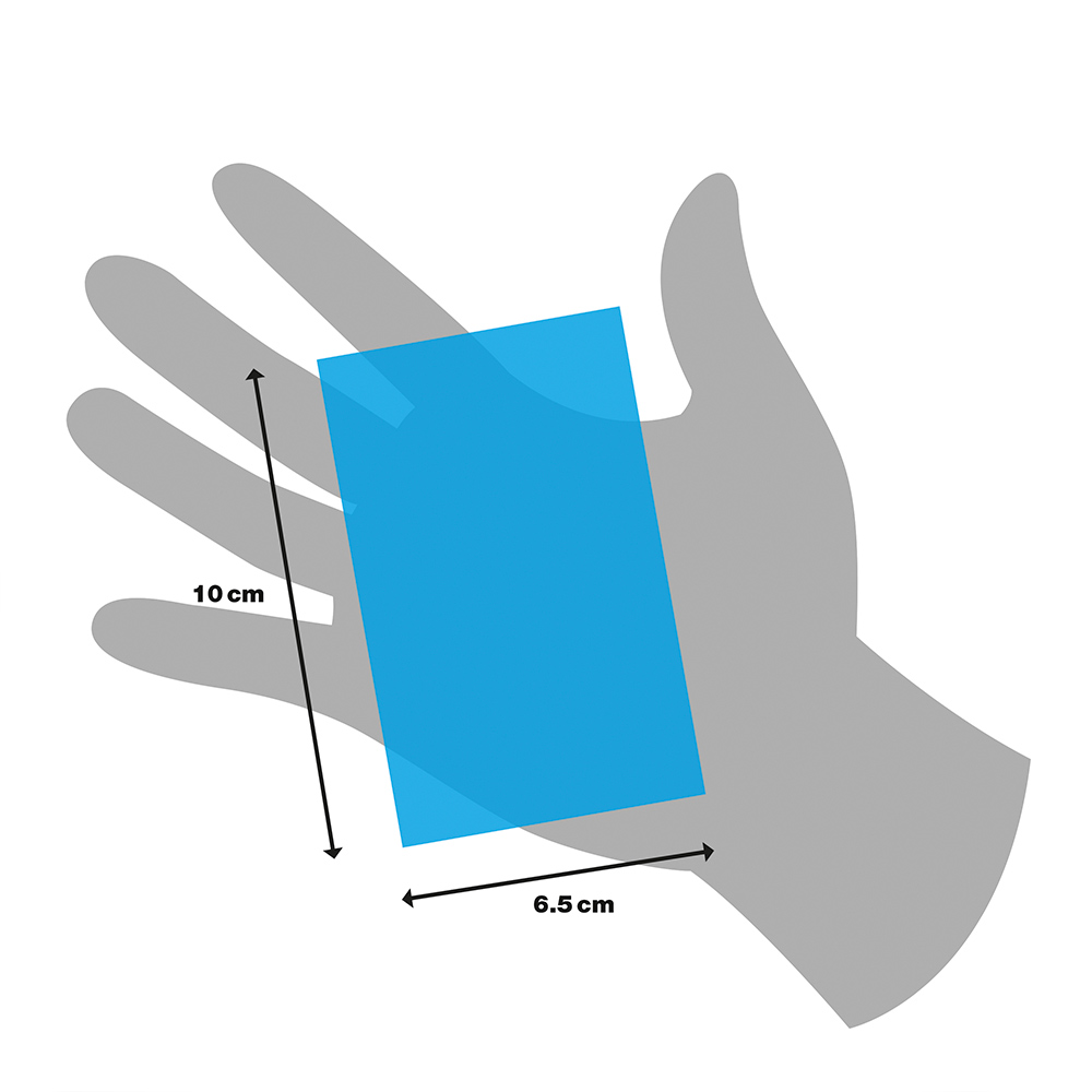 Eine Hand hält ein blaues Rechteck. Maße: 10 cm hoch, 6,5 cm breit. Die Hand ist grau, der Hintergrund weiß.