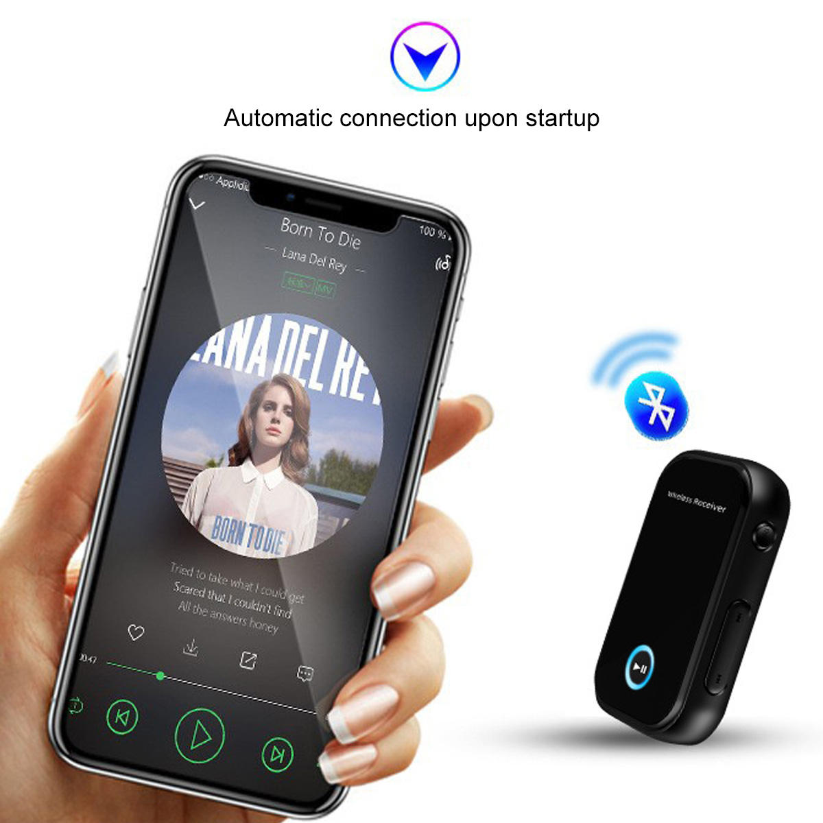 Eine Hand hält ein Telefon, das Musik abspielt. Daneben befindet sich ein kleines schwarzes Gerät mit Bluetooth-Symbol.