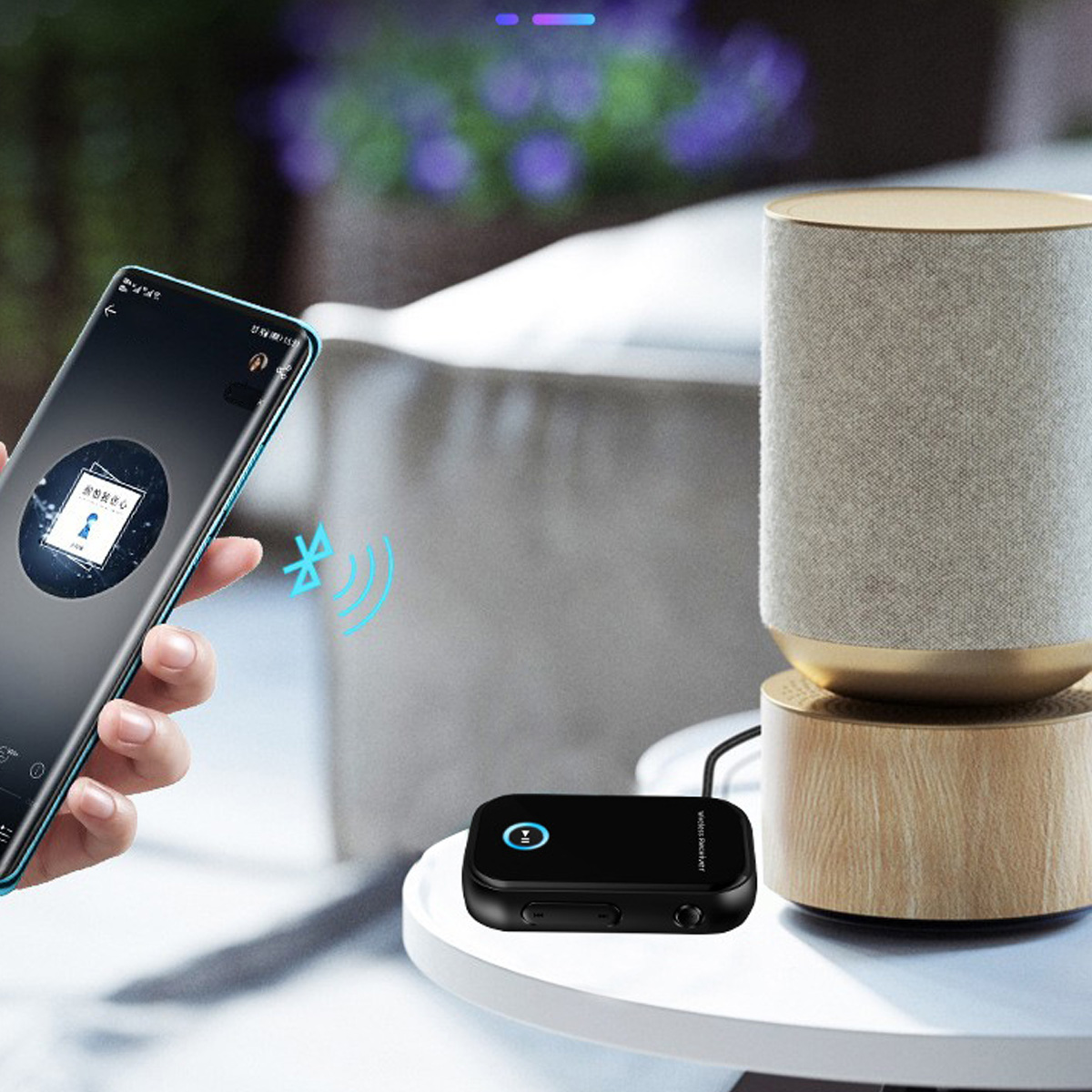 Eine Hand hält ein Telefon mit geöffneter Musik-App. Auf einem Tisch befinden sich ein Lautsprecher und ein Bluetooth-Empfänger, dazwischen ein Bluetooth-Symbol.