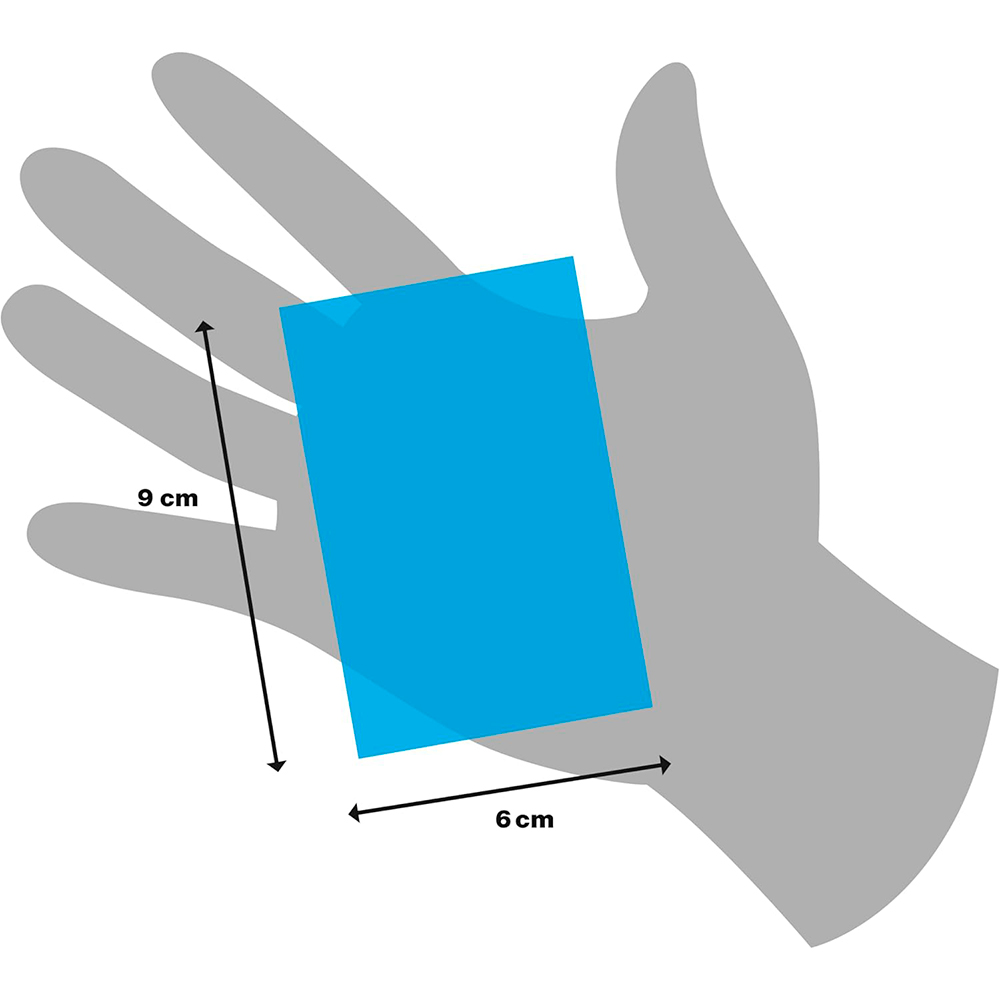 Una mano grigia tiene un rettangolo blu di 6x9 cm. Le frecce indicano le dimensioni. Sfondo bianco.