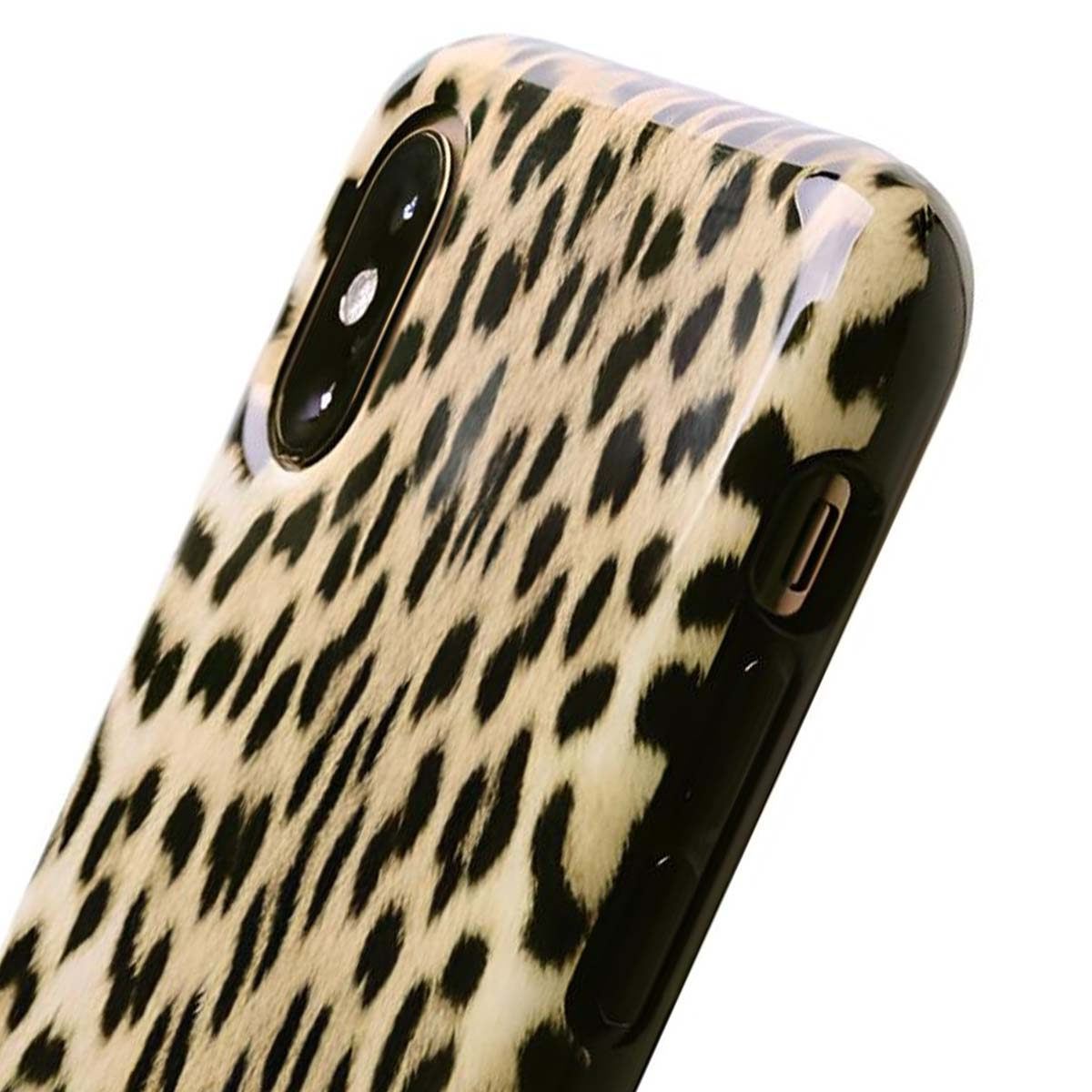 Un primo piano di una custodia per telefono con stampa leopardata. Presenta un motivo a macchie nere su uno sfondo beige. Il lato del telefono è nero.