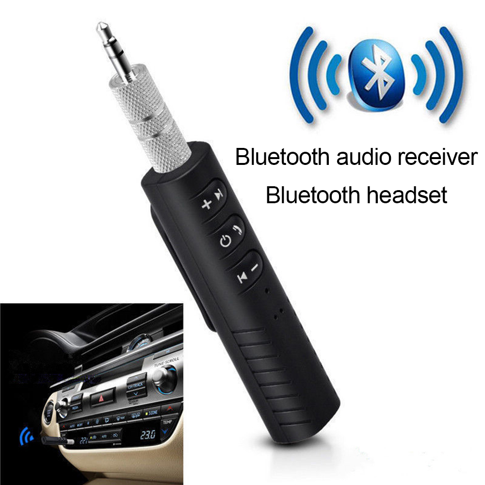 Ein schwarzer Bluetooth-Audioempfänger mit silbernem Klinkenstecker. Auf der linken Seite befindet sich das Armaturenbrett eines Autos.