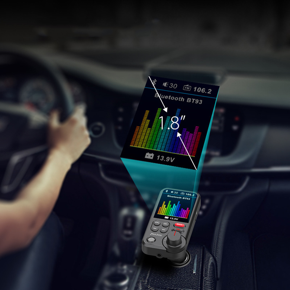 Autoinnenraum mit Bluetooth-Gerät, das einen bunten Equalizer anzeigt. Das Gerät hat Knöpfe und einen Knopf. Eine Hand ist am Lenkrad.