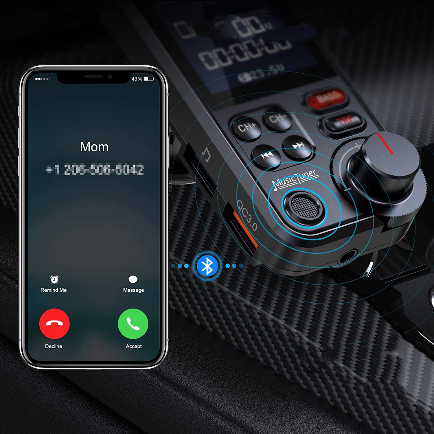 Ein Telefon zeigt einen Anruf von 'Mom'. Ein Autoradiogerät mit Knöpfen und einem Drehregler befindet sich rechts. Bluetooth-Symbol vorhanden.