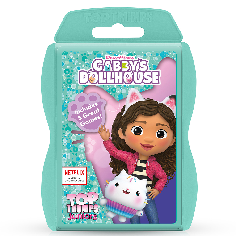 Ein Top Trumps Juniors Kartenspiel mit Gabby's Dollhouse-Charakteren in einem türkisfarbenen Etui. Gabby mit Katzenohren winkt. Enthält 5 Spiele.