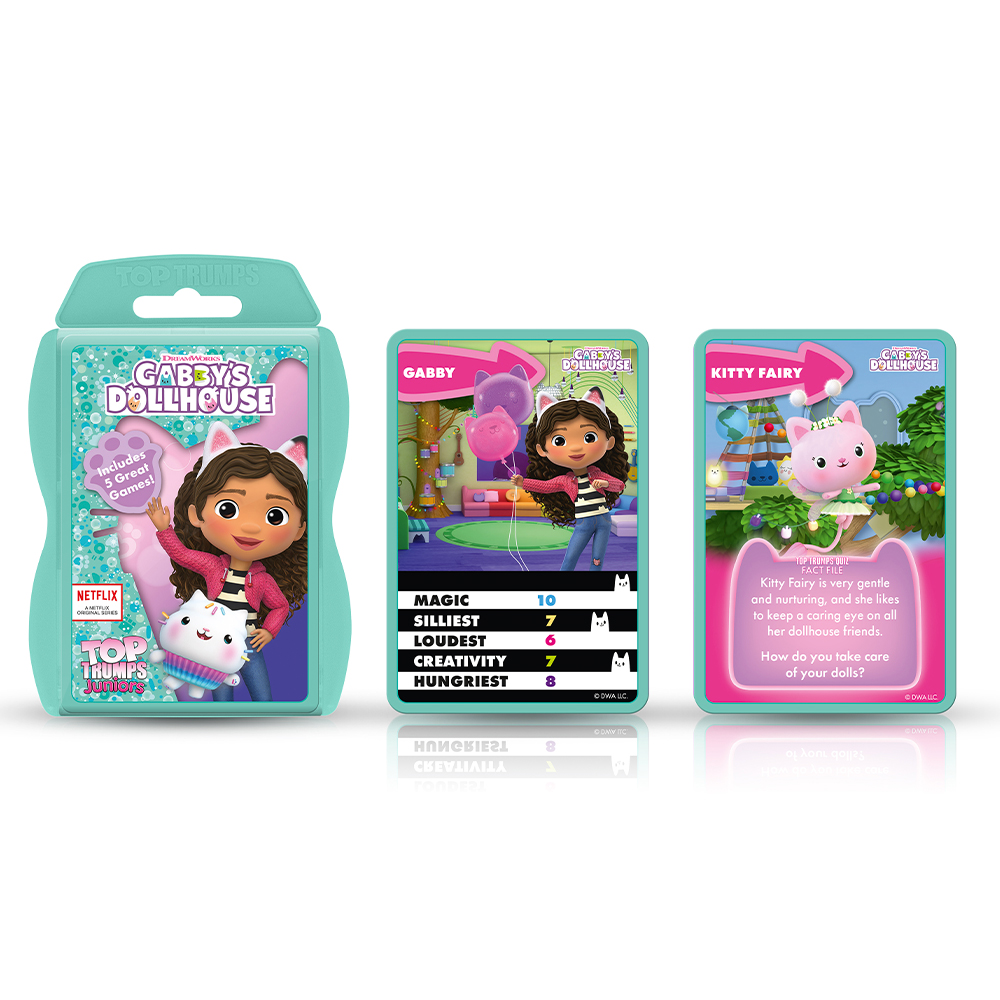 Gabby's Dollhouse Top Trumps Spielkarten. Eine zeigt Gabby, eine Kitty Fairy. Das Etui ist türkis.