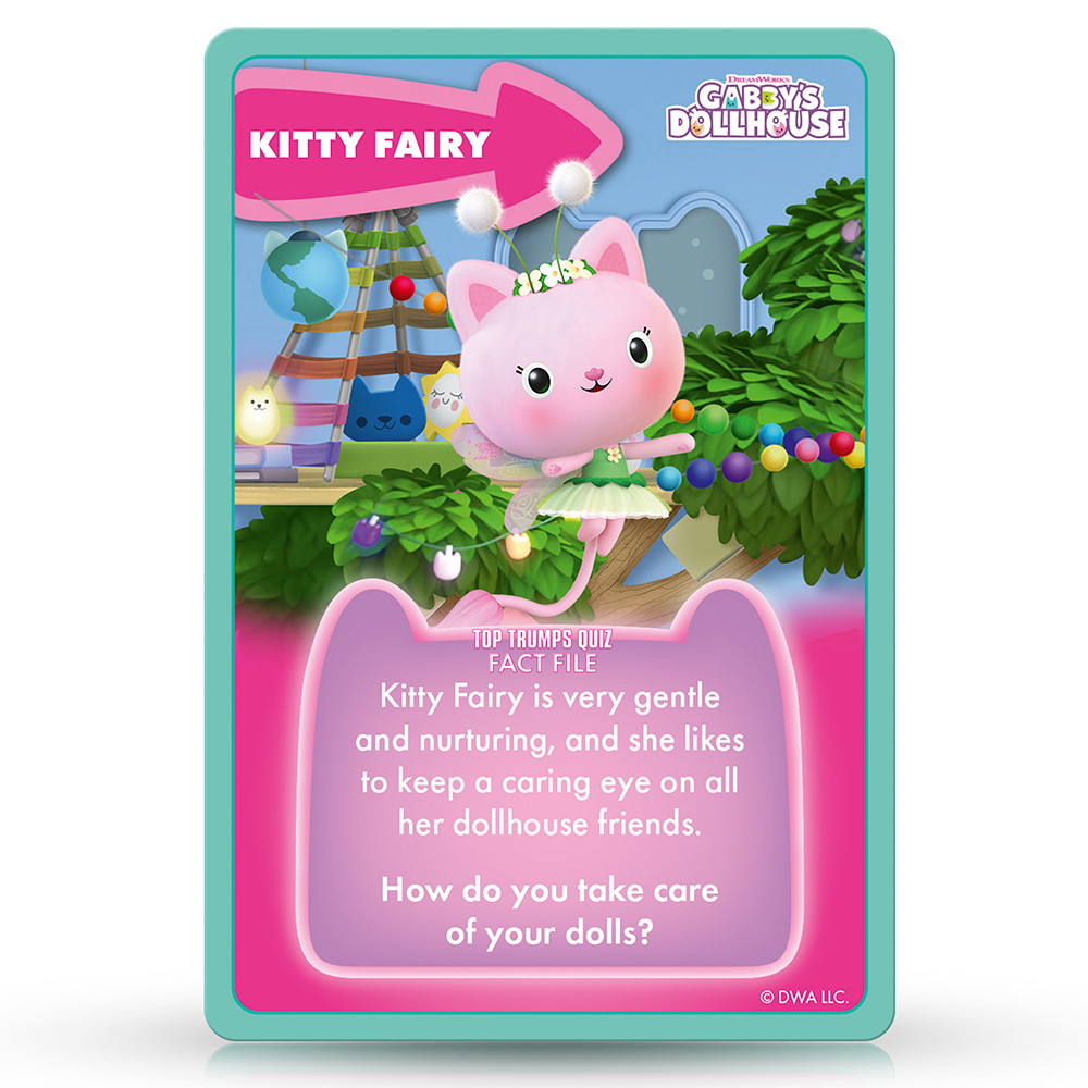 Eine Gabby's Dollhouse-Karte zeigt Kitty Fairy. Sie zeigt eine rosa Katzenfee mit grünem Kleid. Der Hintergrund umfasst einen Baum und bunte Kugeln.
