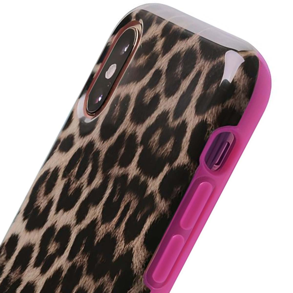 Primo piano di una custodia per telefono con un motivo maculato. La custodia è rosa e ha una parte superiore trasparente. La fotocamera del telefono è visibile.