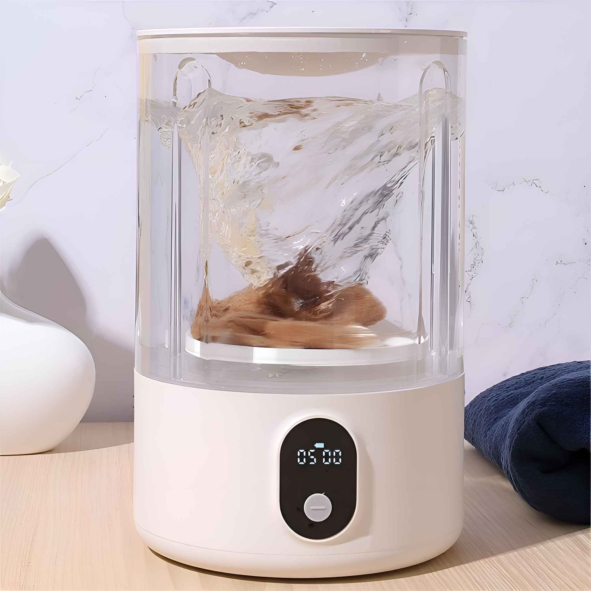 Eine kleine Waschmaschine ist in Betrieb. Wasser wirbelt um das darin befindliche Objekt. Eine Digitalanzeige zeigt die Zeit an.