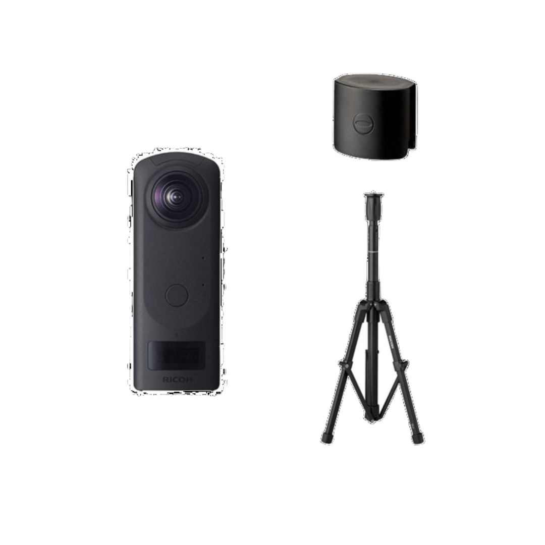 Eine schwarze 360-Grad-Kamera, ein schwarzes Stativ und ein schwarzes Zubehörteil werden vor weißem Hintergrund angezeigt.