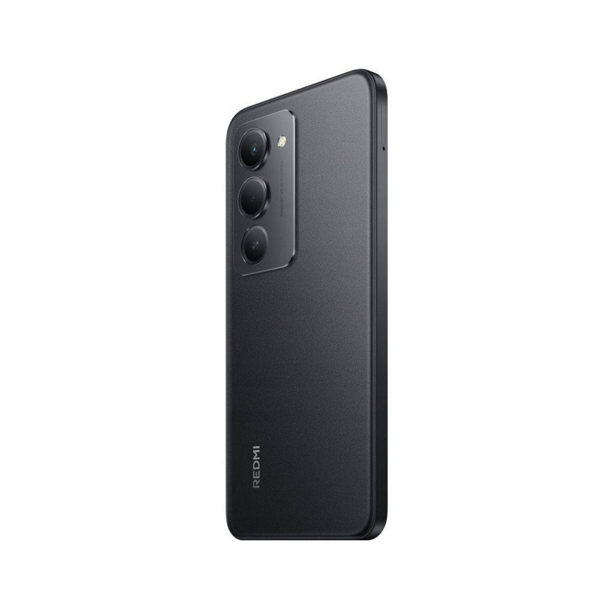 Un smartphone Redmi negro, vista en ángulo, que muestra la matriz de cámara triple y la marca Redmi. El teléfono está sobre un fondo blanco.