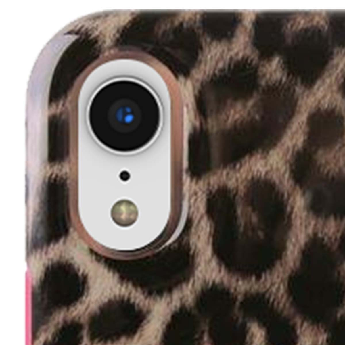 Primo piano dell'obiettivo della fotocamera di uno smartphone, circondato da una custodia con stampa leopardata. La fotocamera ha un flash e un obiettivo. Contorno rosa visibile.