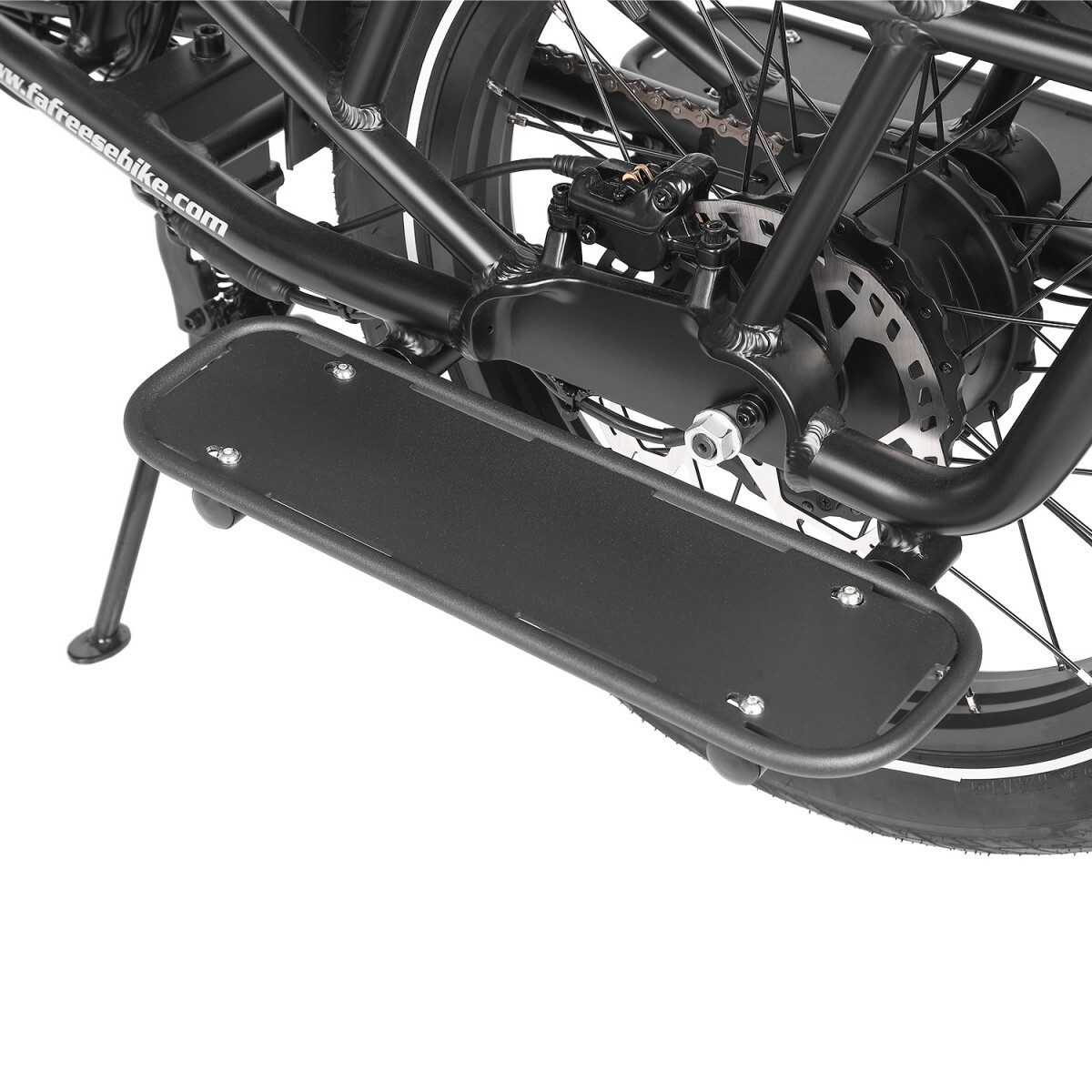 Zbliżenie tylnej części czarnego roweru elektrycznego. Widoczne koło, hamulec tarczowy, podnóżek, rama i strona internetowa.