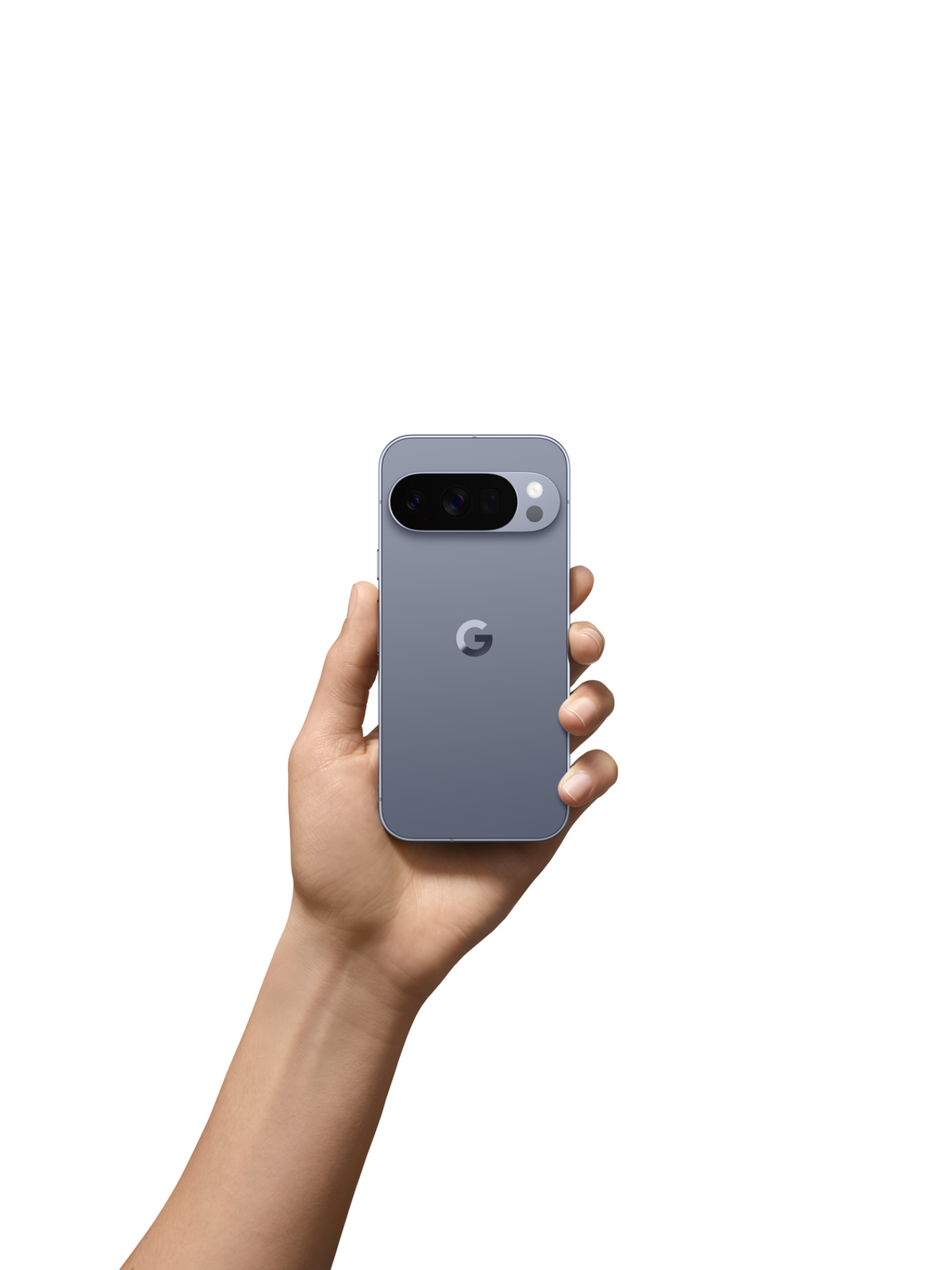 Ręka trzymająca niebieski smartfon. Telefon ma pasek z aparatem i logo Google z tyłu. Tło jest białe.