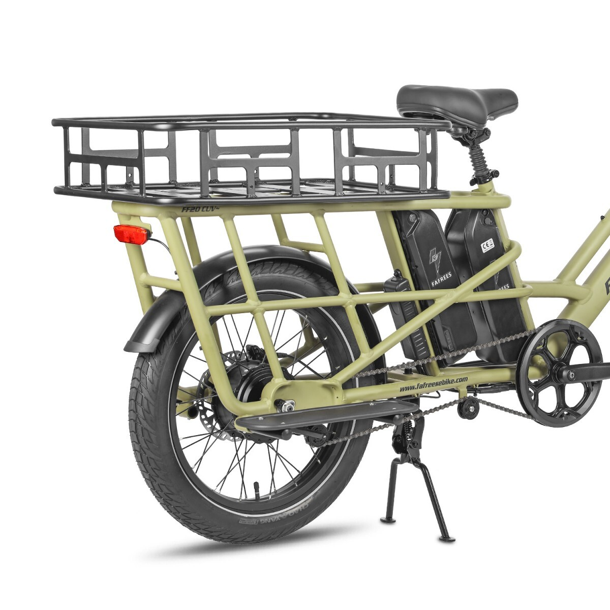 Oliwkowo zielony rower elektryczny z czarnym koszem ładunkowym i akumulatorami. Rower stoi na białym tle.