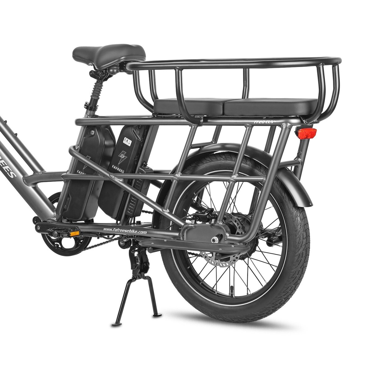 Szary rower elektryczny z bagażnikiem, akumulatorem i podpórką. Rower stoi na białym tle.