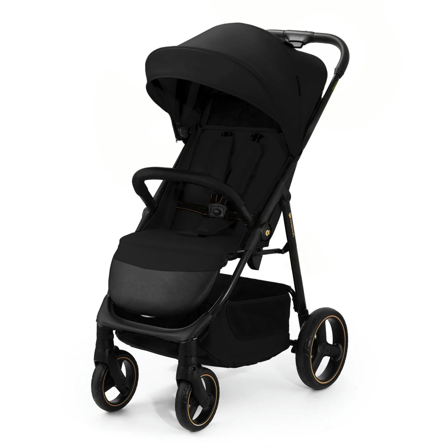 Ein schwarzer Kinderwagen mit Verdeck. Er hat vier Räder, einen Stauraum und einen Griff. Der Hintergrund ist weiß.