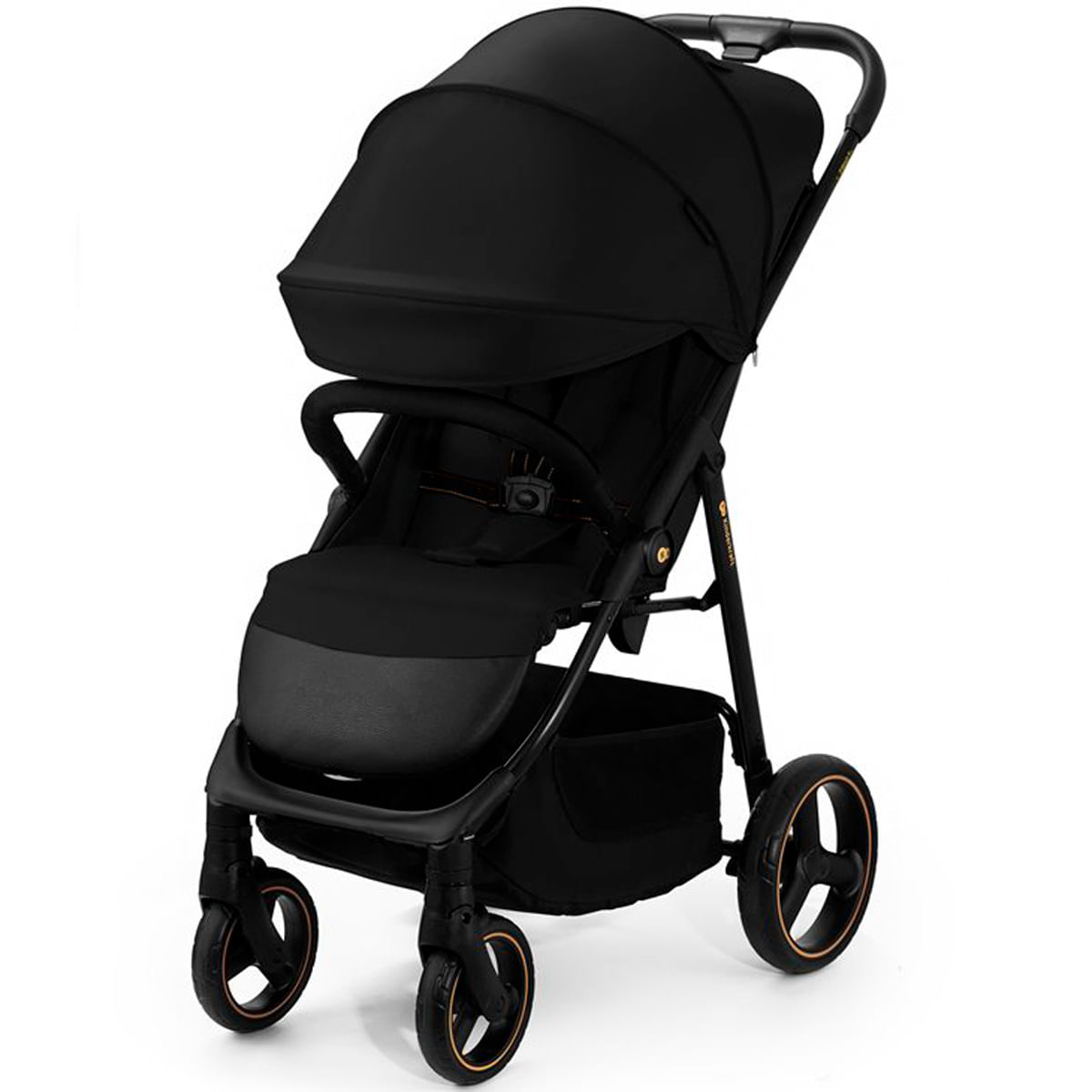 Ein schwarzer Kinderwagen mit Verdeck. Er hat vier Räder, einen Sitz und einen Aufbewahrungskorb. Der Kinderwagen steht auf weißem Hintergrund.